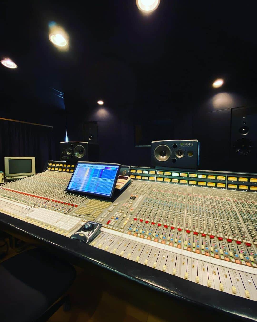 MACKA-CHINのインスタグラム：「NITRO MICROPHONE UNDERGROUND RECORDING 2021 個人的にはアダムオーディオのモニター好きです ♪」