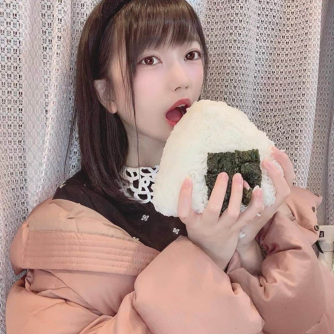 吉沢朱音さんのインスタグラム写真 - (吉沢朱音Instagram)「🍙🍙🍙🍙🍙 . すっごい崩れそうになりながら食べた 3合おにぎりちゃんʕ•ᴥ•ʔ . . . #おにぎり #巨大おにぎり  #お米大好き #白米 #大食い #食いしん坊  #いっぱい食べる君が好き ？ #foodpic」1月28日 19時27分 - nesomagic72