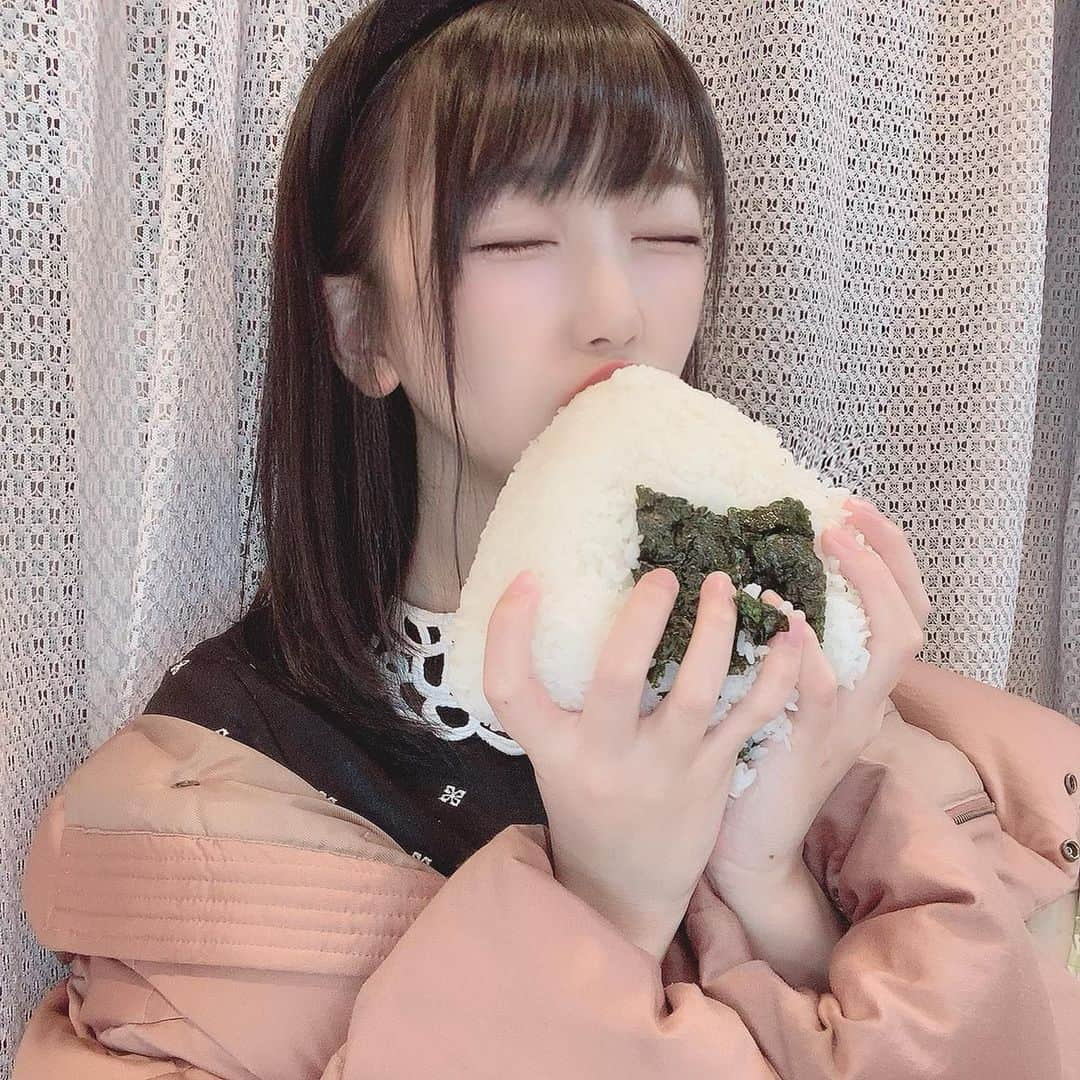 吉沢朱音さんのインスタグラム写真 - (吉沢朱音Instagram)「🍙🍙🍙🍙🍙 . すっごい崩れそうになりながら食べた 3合おにぎりちゃんʕ•ᴥ•ʔ . . . #おにぎり #巨大おにぎり  #お米大好き #白米 #大食い #食いしん坊  #いっぱい食べる君が好き ？ #foodpic」1月28日 19時27分 - nesomagic72