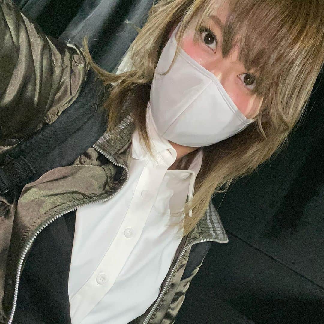 乃下未帆のインスタグラム：「昨日は久々のバラエティイベント。 歌ってみた「うっせぇわ」でおろしたお気に入りYシャツ着た！！！  https://youtu.be/mtI_kAAopgQ」