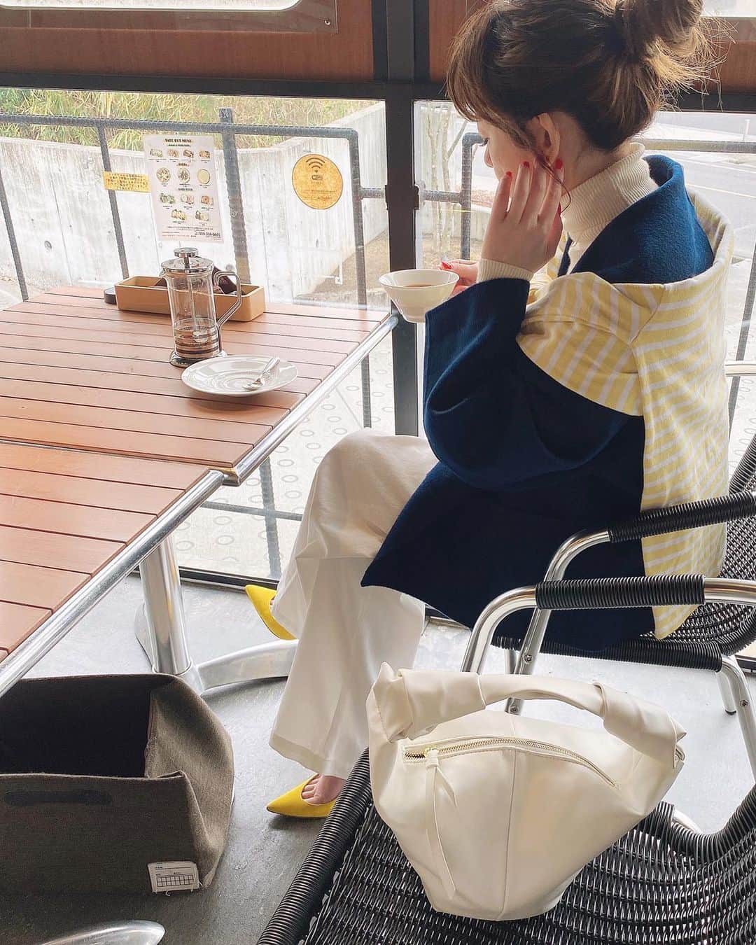 のインスタグラム：「NAVY×BORDER  ネイビーにボーダーってかわいいね🐥💙 ショートコートは春先まで着れるから色んな色のボーダー試してみたいな❤️💛💙  coat/bag @aulii_amomentofhappiness  knit @uniqlo  pants @tomorrowland_jp  shoes @manoloblahnik」