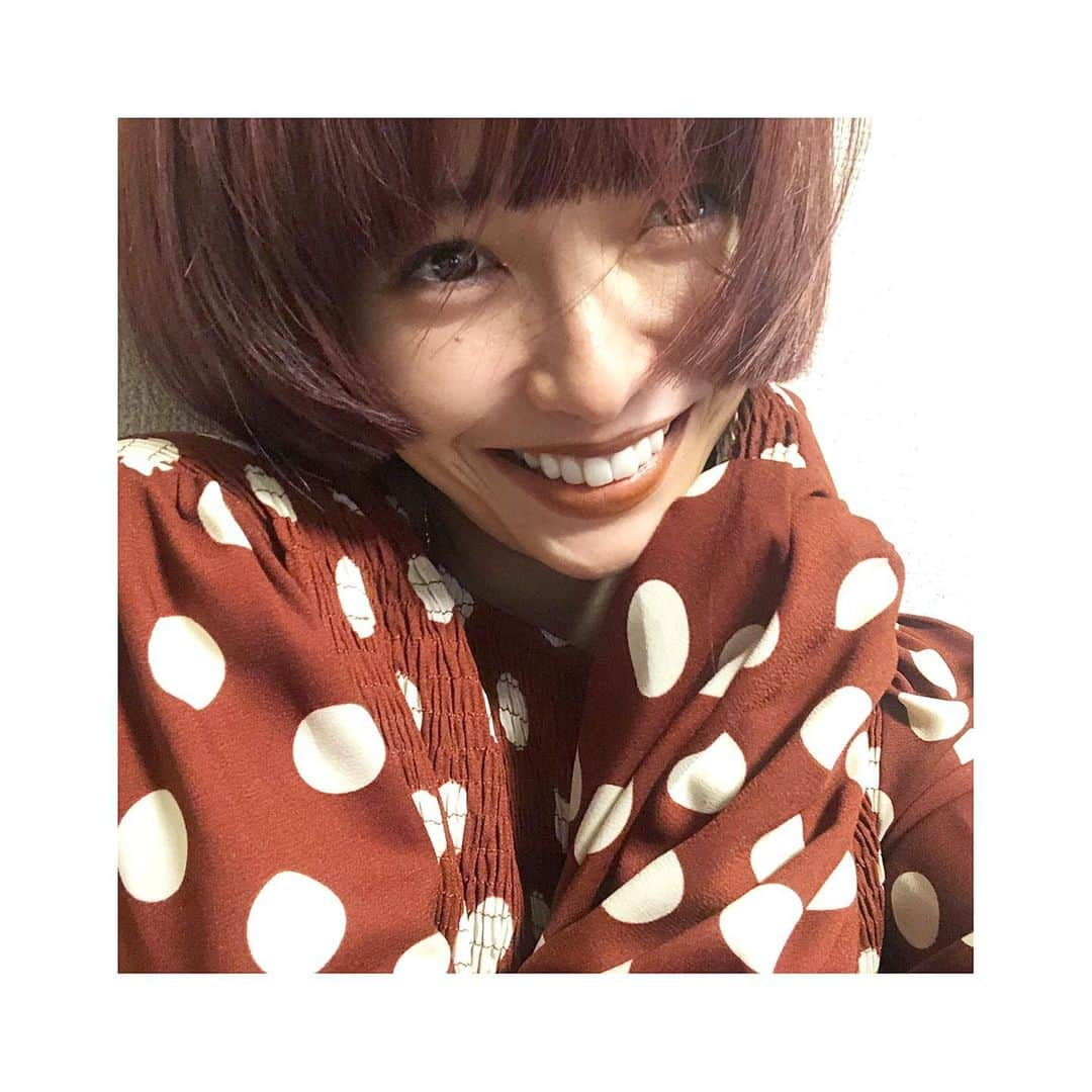 小泉梓さんのインスタグラム写真 - (小泉梓Instagram)「マツエク付けたら、口紅だけで済む。 最強だ。  服の色と口紅の色を合わせてみたらまとまりがよくなった。  そして、ちびがママ笑ってて可愛いって、一枚目の写真褒めてくれたから母ちゃんはご機嫌です。  #メイクは口紅のみ #5秒メイク #makeup  #make #lipstick  #口紅」1月28日 19時33分 - azusan111