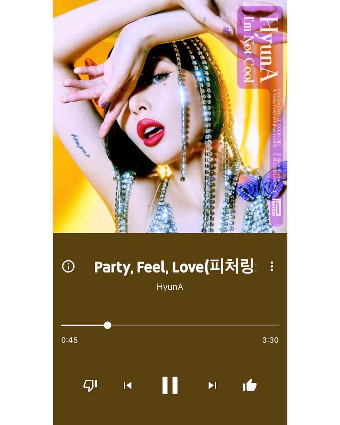 キム・ウンジョンのインスタグラム：「💜💜💜 현아 미니앨범 'I'm not cool'에 'Party, feel, love' 작사에 참여했습니다.  현아랑 던이 조합도 좋고, 예전부터 작업했던 곡이라 더 반가운 마음이 드는 곡이에요. 많이 아껴주세요!  #Yorkie #Devinchannel #Hyuna #Dawn」
