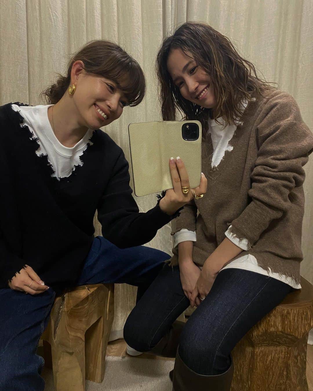 JUNNAのインスタグラム：「普段私服の投稿はしないのですが、 今日は凄く嬉しかったのでパシャリ📸  いつも会社でスタッフのみんなが懐かしいアイテムを 新作と混ぜて着てくれているのを見かけるととても嬉しい気持ちになる。  勿論普段皆さんが投稿して下さる #etretokyo  や  街中でお見かけするのは最高に嬉しい...  お洋服好きなみんなのスタイリングは 勉強になるしアイディアにもなる...💡  リモートワークの中インスタライブがあるので会社へ...  プレスの @kota_hana_87 と会ったら なんと全く同じコーデ...  そんな事ある？  このダメージニットは3年前に発売したもの。 デニムは2年前に発売したサルエルデニム。  今夜のインスタライブで履いていたものです。  毎年大事に着ているニット。  毛玉を取ったり、手洗いしたり、スチームかけたり 手間はかかるけど、まだまだまだまだ現役バリバリ  今日このニットを手にしたのは 先日の企画会議で、デザイナーさんが着ていて 「それ3年前のですよね！」って凄く盛り上がって 私も着よう！と思ったから...  変わらずずっと愛せるものを...  送り出して行く💪 改めてそう思わせてくれる出来事...♡  この仕事に携われることが幸せで 嬉しい😊  #etretokyo」