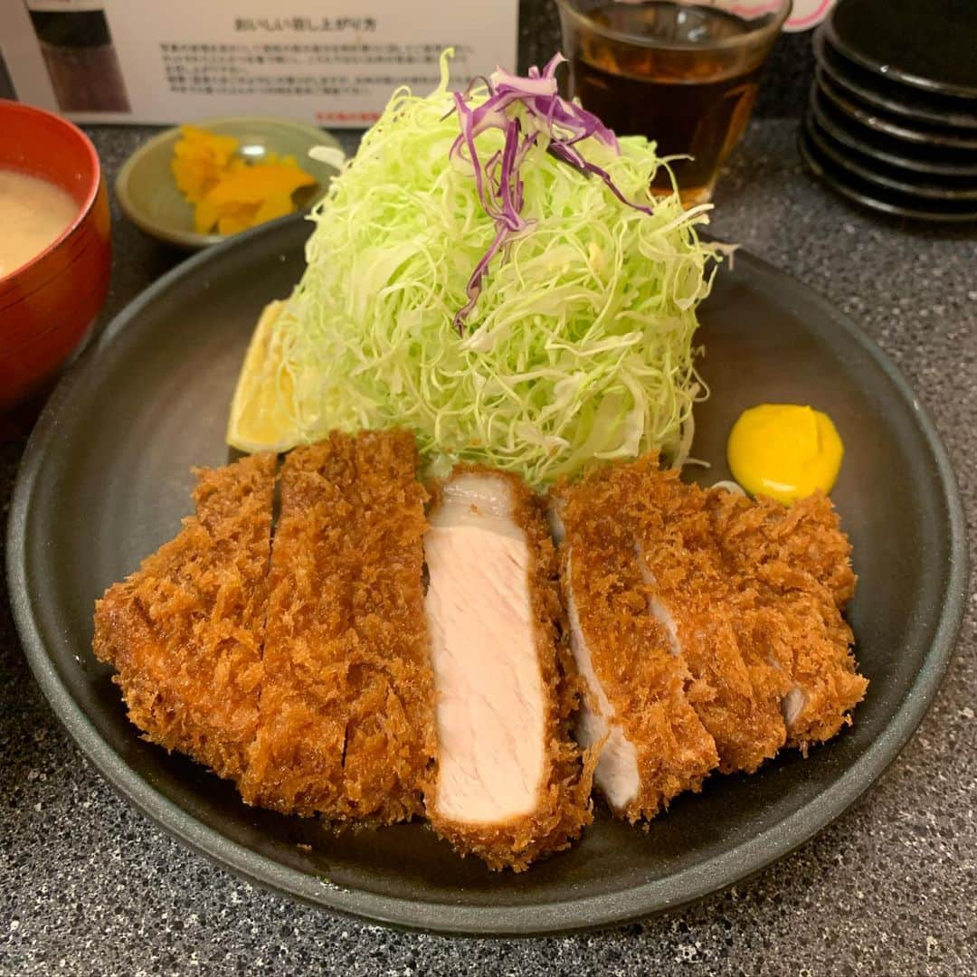 くろさんのインスタグラム写真 - (くろInstagram)「上ロースかつ定食🍚1,500円 晩ごはんに天ぷら之村に行ったら臨時休業😱 で、昼に続き揚げモノw 昼は🦆、夜は🐷 でもって、緊急事態宣言発令のため酒類の提供終日休止ですと😢 しかし、とんかつ檍も店舗増えまくりですな🐖フランチャイズの店舗もあり？ 蒲田本店、大門、銀座、浅草橋、横浜馬車道、羽田イノベーションシティ。 カレーは蒲田、芝大門。 で、札幌にも暖簾分けなのか2店舗あるのねー。 #揚げ物はゼロキロカロリー #揚げ物祭り #揚げ物は正義 #揚げ物ばんざい #とんかつ檍 #とんかつあおき #とんかつ檍大門店 #tonkatsu #とんかつ #食べログ百名店 #食べログ百名店2019 #食べログ百名店とんかつ #食べログ百名店とんかつ2019 #浜松町グルメ #浜松町ディナー #芝大門グルメ #芝大門ディナー #大門グルメ #大門ディナー #とんかつディナー #林SPF #林SPFポーク」1月28日 19時33分 - m6bmw