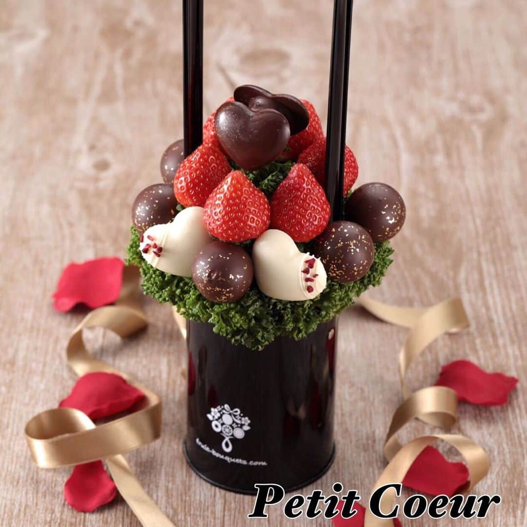 Fruit-bouquets.comのインスタグラム：「【バレンタイン期間限定】 Petit Coeur (プチ クール) . キュートなハートのモチーフに愛を込めて...💝 . 今年もバレンタイン期間限定の フルーツブーケが登場🍫💐 . 旬のいちごと チョココーティングしたリンゴを アレンジメントした バレンタイン期間限定のフルーツブーケ💐 . フランス産高級チョコレートでできた ハートにはドライラズベリーと 金箔をトッピング✨ . チョコを贈るのが定番のバレンタインに 高級チョコレートと果物を楽しめる フルーツブーケをプレゼントしてみてはいかがですか？💐 . #フルーツブーケ #プレジール #フルーツ #果物大好き #フルーツ大好き #スイーツ #お祝い #プレゼント #贈り物 #記念日 #フルーツパフェ  #フルーツギフト #フルーツケーキ #インスタ映え  #インスタ映えスイーツ #インスタ映えケーキ #花束  #フォトジェニック #パーティー #サプライズ  #サプライズプレゼント #いちご #いちごケーキ  #おうち時間 #ホームパーティー  #バレンタイン #バレンタインデー  #バレンタインチョコ #チョコレート」