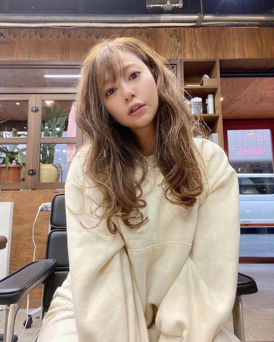 希帆さんのインスタグラム写真 - (希帆Instagram)「アッシュベージュ🧸🤍 明るめがやっぱり好き😉 @shunpeiuchiyama  可愛くしてくれる天才さん😎✌️ いつもありがとうですっっ😚🌼 #垢抜けれる美容室 #フォローワーが増える美容室」1月28日 19時37分 - k_i_h_o_