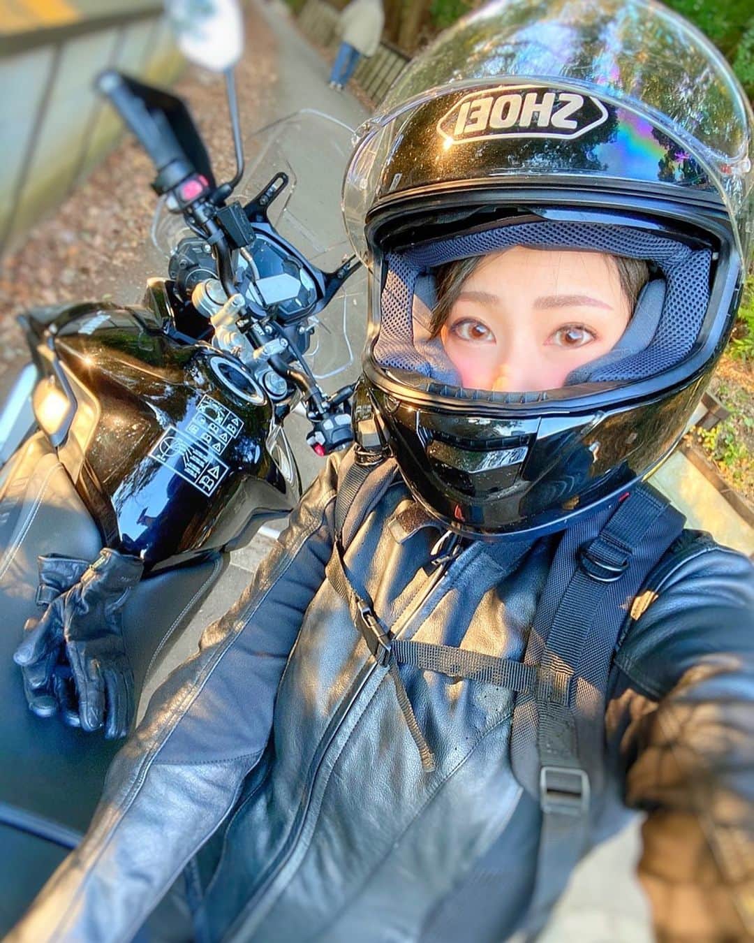 りほさんのインスタグラム写真 - (りほInstagram)「今日寒すぎるー！❄️🥺 東京でも雪でござります☃️  こないだは一日晴れて暖かったのでバイクで走ったよー❤️☺️遠出も出来ないし、自粛のストレスをタイガーちゃんに発散させていただきました💕  やっぱり晴れの日のバイクは最高ですね💕 まあ晴れてても寒いけど！笑  この子はグリップヒーターもついててほんと最高なイケメンちゃんです❤️🥺  #バイク　#バイク女子  #バイクが好きだ　#motorcyclegirl  #bike_japan  #バイカー女子 #bike  #triumphgirl  #자전거　#자전거여자　#shoeihelmets #speedtriple #speedtriplers #triumph #トライアンフ#bikegirls #girlbiker #大型バイク #大型バイク女子 #車好き女子 #バイク好き女子　#ゴルフ女子 #girlsrider」1月28日 19時37分 - ri1ho