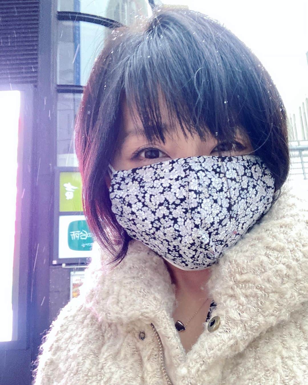 小明のインスタグラム：「雪降ってると自撮りしちゃうのすごい都会の人っぽ〜い(栃木出身」