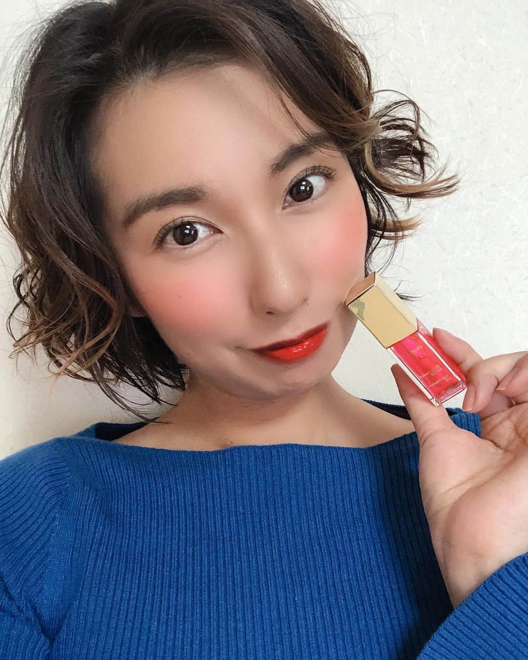 エマ中岡優姫のインスタグラム：「久々髪の毛巻いてみました☺️ 今日もお仕事 お疲れ様でーす😊」