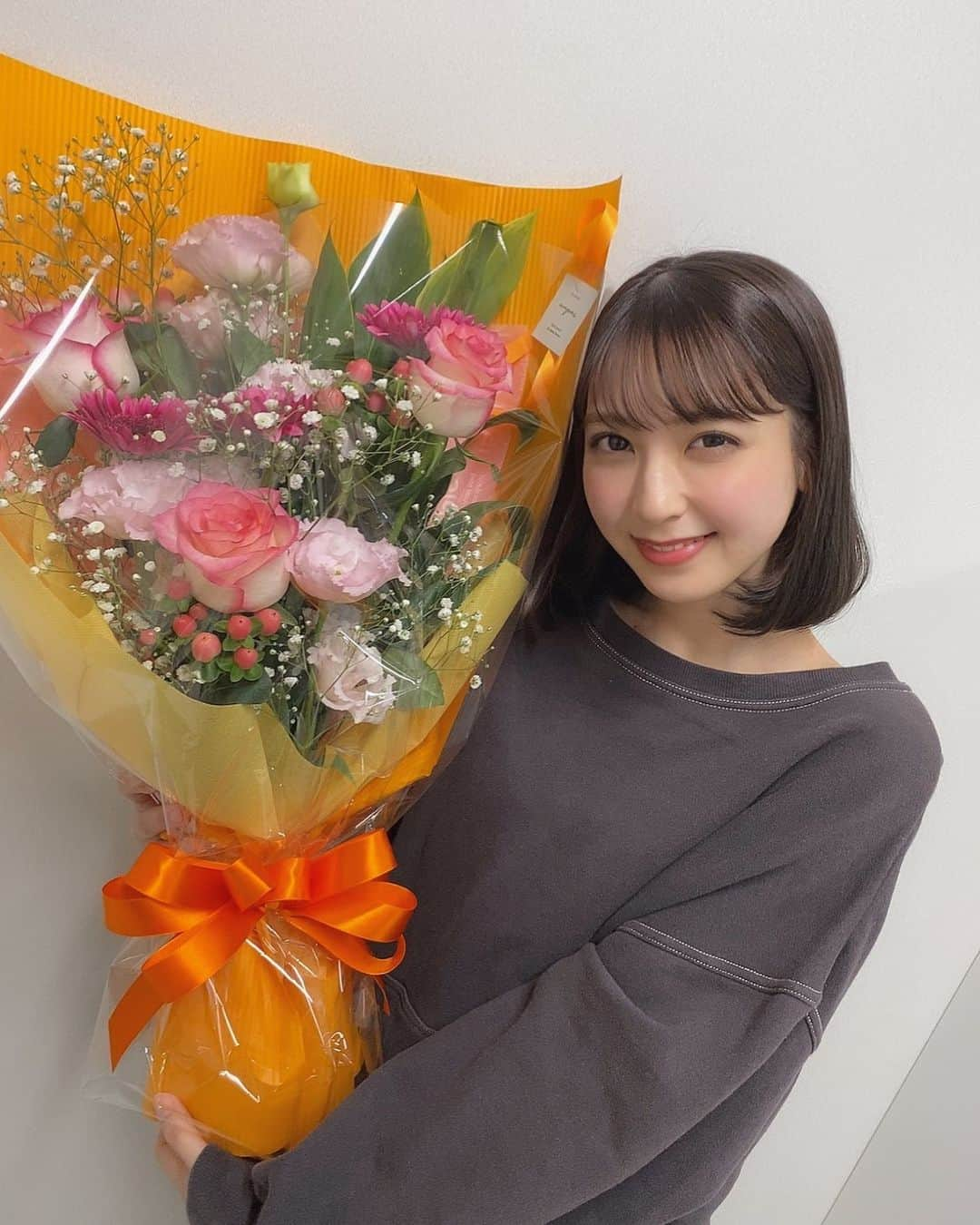 松岡菜摘のインスタグラム：「. . 西日本シティ銀行さんの イメージキャラクターを HKT48が務めさせていただくことになりました🥺 . 撮影終わりにいただいたお花と💐✨ .」