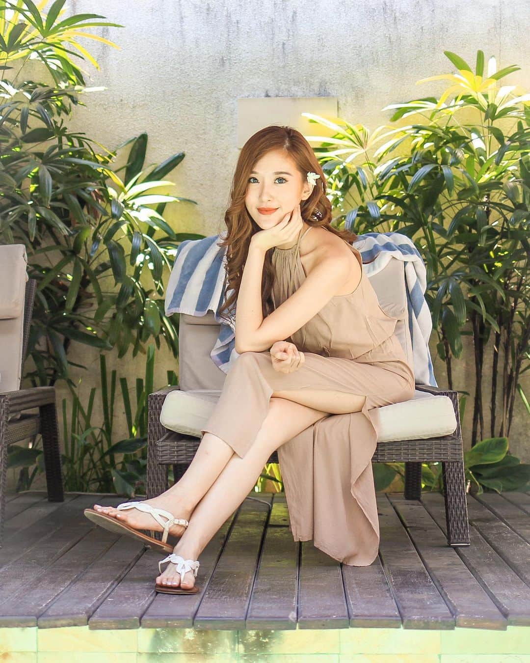 のインスタグラム：「Let’s just say I miss dressing up, doing my hair, putting on some makeup, going to a nice place and taking some decent pictures of myself. 😌 This photo was taken in 2014, by the way, when dressing up, doing my hair, putting on some makeup, going to a nice place and taking some decent pictures of myself was not as challenging as today. 😂⁣ ⁣ #jesswears」