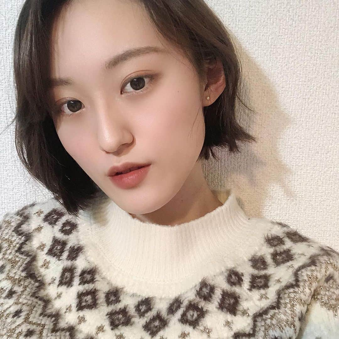 山口柚香のインスタグラム：「お久しぶりです❄️  髪型も変わったし、新入りピアスも付けてるし、なんせ久しぶりにメイクしたので撮ってみた❤︎  前髪切るタイミング逃してから伸ばしてるんだけどどっちがいいかしら？🧐  #ショート#ショートヘア#ボブ#ショート女子#ナチュラルメイク #サロモ#ショートスタイル #サロモ撮影 #ショートボブ #マッシュショート」