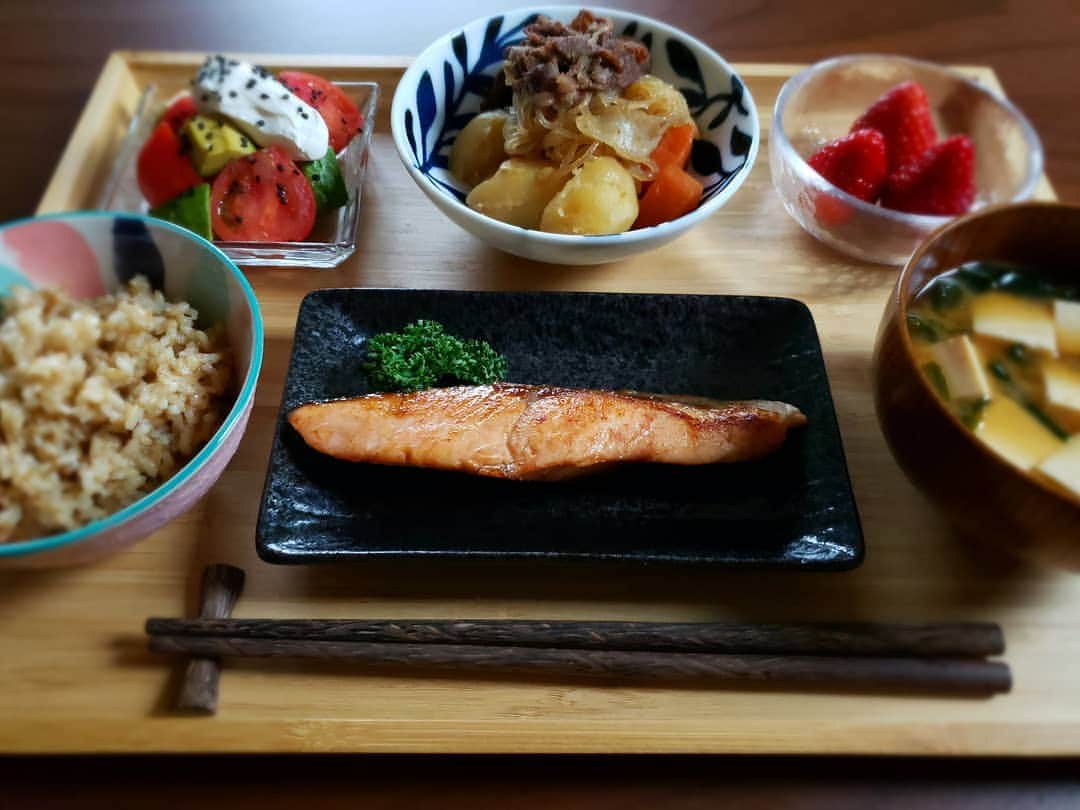滝沢杏弥のインスタグラム：「更に楽しくなりました👩‍🍳 肉じゃがを美味しく作るコツも覚えた。料理をしなさそうとよく言われますが、この際レパートリーを増やしたいと思います🔪 #おうちごはん#晩ごはん#肉じゃが#和食 #japanesefood#healthy#cooking」