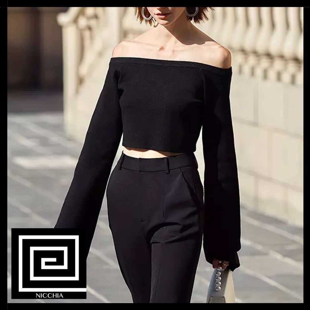 NICCHIAのインスタグラム：「. ボリュームのある袖がとってもかわいいモード系トップス🖤 . 生地は伸びるタイプでありながら、厚めでかなり丈夫なので型崩れしにくいです🙆‍♀️ . ご購入前には必ず在庫のご確認をお願いいたします🙂🙏 . ご不明点がございましたらいつでもお問い合わせ下さい✨ . #NICCHIA #リブニット #ootd #ootn #コーデ #カジュアルコーデ #ニットコーデ #オフショルダトップス #ブラックコーデ #海外ファッション #海外セレブファッション #インポートセレクトショップ #冬服コーデ #オールブラックコーデ」