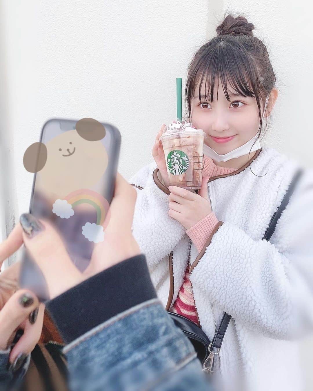 のインスタグラム：「🍫_____❤︎﻿ ﻿ スタバの新作﻿ 甘くておいしかった。☺︎☺︎☺︎﻿ ﻿ ﻿ はじめてお団子ヘアーしたかも...💭﻿ ﻿ ﻿ ﻿ ﻿#スタバ #メルティー生チョコレートフラペチーノ #instagood  #ヘアアレンジ #お団子ヘア  #ske48 #井上瑠夏﻿」