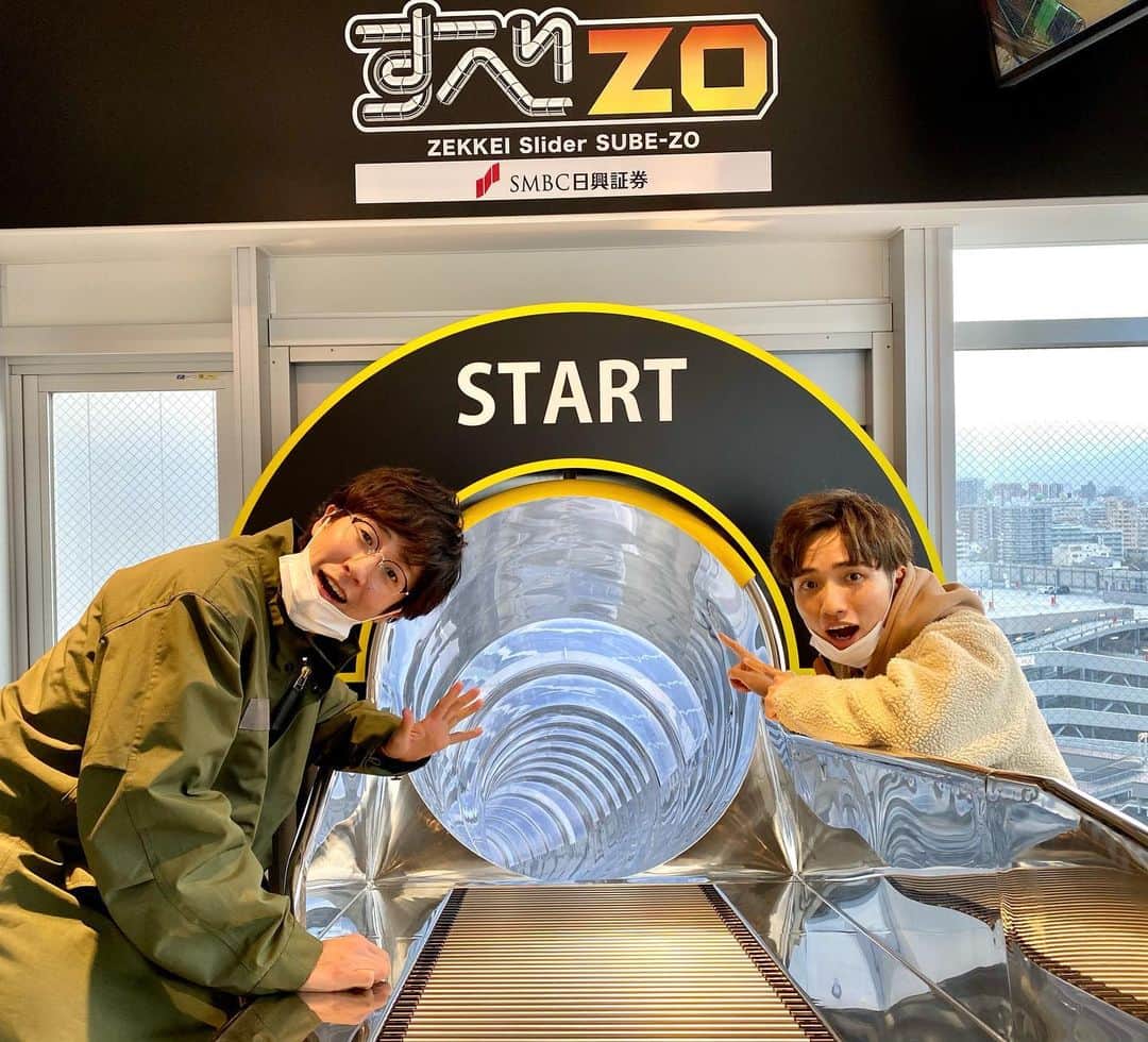 洲崎貴郁さんのインスタグラム写真 - (洲崎貴郁Instagram)「福岡の劇場でめちゃくちゃ楽しい合間の過ごし方してきました！ #すべZO 8階から一気に滑り落ちるスライダー！BOSS E・ZO FUKUOKAの中にあります！  中村さんはビビって自分で減速してました！ #ヘンダーソン中村 さん」1月28日 19時52分 - runnysuzaki0504