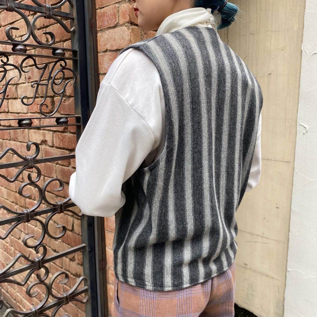 NUTTY Vintage&Collectibleのインスタグラム：「☕️NEW ARRIVAL☕️  ☑︎vtg 60's gray stripe reversible vest  洗練されたグレーのストライプがインテリジェンスなムード。 なんとリバーシブルでご着用いただけます。  柔らかいフランネルのような生地で、リラックスした自然なシルエットをお楽しみ下さい🍃  🛒VINTAGE ONLINE STOREにてお買い求めいただけます🛒  ---------------------------------------------------- 💐Formal Fair 2021💐1/18(mon)~ ☑︎ヴィンテージジュエリーALL10%OFF  🚌送料無料🚌1/15(fri)~ ☑︎VINTAGE ONLINE STORE ¥10000以上 ☑︎SELECT BOUTIQUE ONLINE STORE ¥5000以上 お買い上げで全国一律送料無料！ （※ONLINE STORE/その他通販全て対象） ----------------------------------------------------」