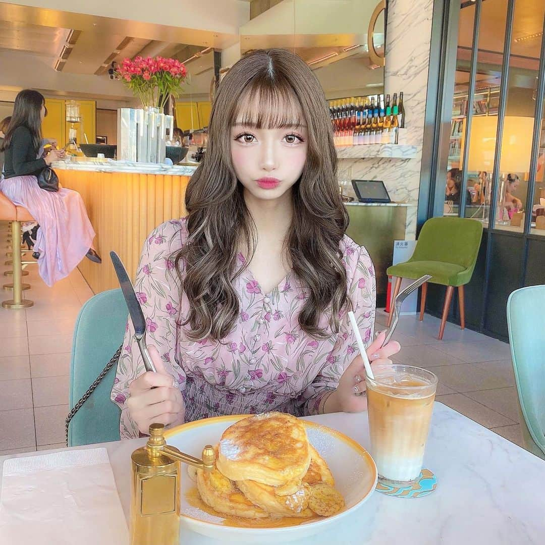 あやちゃんさんのインスタグラム写真 - (あやちゃんInstagram)「もふもふパンケーキ🥞🫖🤍 んーまっ😋 @avectoi_official_ のお花ワンピース💞💞 これからの時期めちゃくちゃ使えると思う🌼🌼🌼ウエスト部分がゴムで来やすいけど着痩せ効果もある🥰👌めちゃくちゃおすすめ✌️ #銀座カフェ #銀座ランチ #銀座グルメ #銀座スイーツ #bills銀座 #bills #パンケーキ #パンケーキ巡り #パンケーキランチ #東京ランチ #東京カフェ #東京グルメ #ワンピースコーデ #ワンピース #着痩せコーデ #着痩せワンピース」1月28日 19時53分 - aya.you.love.r