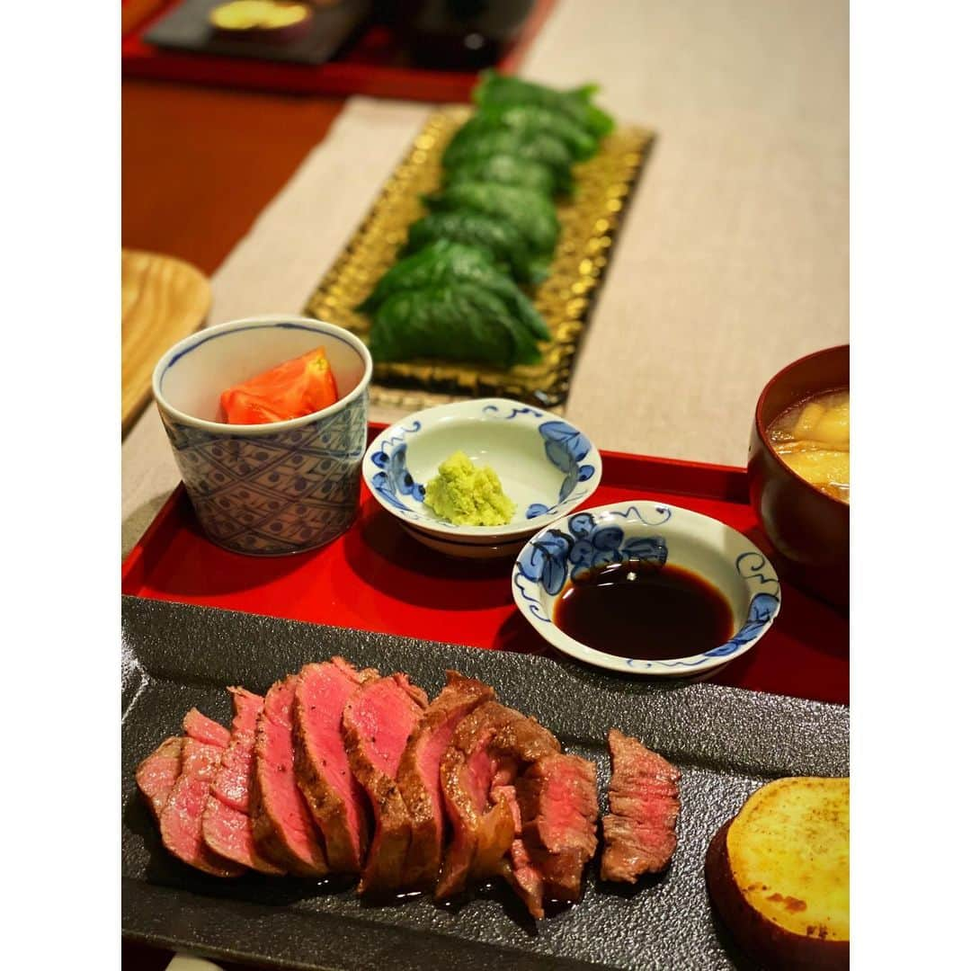 松本蘭のインスタグラム：「#ふるさと納税 の #お肉 🤤 に #スーパー で #葉わさび が売っていたので  #🍙   #わさび好き には堪らない #ピリっと感  #一歳の息子が欲しがる  #君にはまだ早いかな 〜」