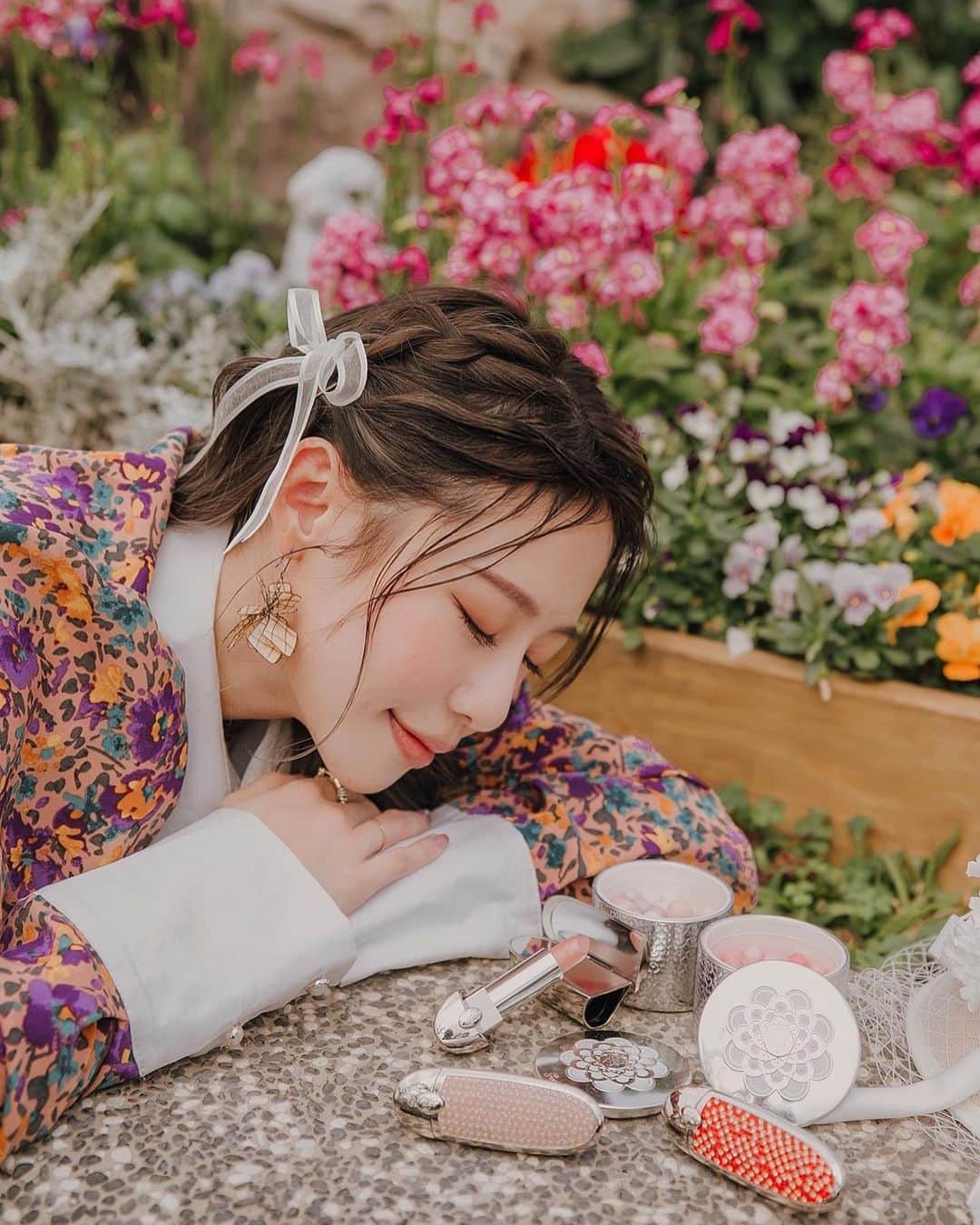 紀卜心さんのインスタグラム写真 - (紀卜心Instagram)「之前有很多人敲碗想看我的工作Vlog 這次拍嬌蘭春季新品時就趁著好天氣來拍了我的一日工作Vlog☺️🎬（已經發到YT囉） 找到一處花園配上當天的好天氣真的很幸運耶 重頭戲就是嬌蘭春季的瑩潤珠光限量版系列 不得不說嬌蘭真的是很懂女生！高雅奢華的新品都讓人無法抗拒 而且這系列都是限量販售 收藏控真的不能錯過  我很愛的紅寶石之吻唇膏這次的限量唇膏殼 有經典漾白/晶瑩粉漾  Omg鑲滿白粉珍珠色系的兩款彩殼真的太奢華有氣質了❤️唇膏顏色也是美的冒泡 #7 Nude Coll 焦糖珍珠色 與 #76 Pink Coll 蜜桃玫瑰色  不挑膚的焦糖裸色與蜜桃玫瑰中還帶點閃閃的珍珠光的心機！！可以很氣質也可以去跑趴🤣 兩個限量色讓妳不管任何場合都能是焦點  像糖果🍬一樣的幻彩流星蜜粉球也出了瑩潤珠光限量版 (經典漾白/晶瑩粉漾)  經典漾白我會用來掃全臉定妝，細緻的白珠光粉末能讓妝容更精緻耀眼，晶瑩粉漾則是拿來腮紅提亮，會感覺臉頰很澎潤像🍎一樣唷 這兩款都能輕鬆讓肌膚閃耀著春天粉嫩好氣色  這次的花園照有把你們美暈嗎？外拍真的很辛苦餒 想看更多我的工作花絮記得去訂閱我的YT✨✨  #Guerlain #Guerlaintw #嬌蘭 #瑩潤珠光」1月28日 19時57分 - eatzzz7