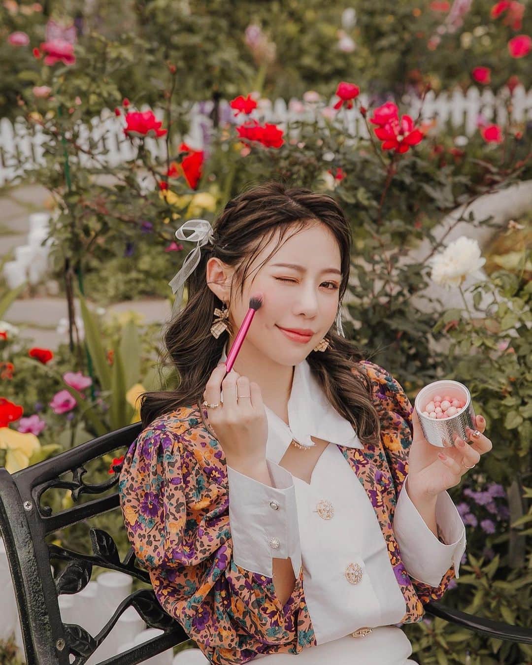 紀卜心さんのインスタグラム写真 - (紀卜心Instagram)「之前有很多人敲碗想看我的工作Vlog 這次拍嬌蘭春季新品時就趁著好天氣來拍了我的一日工作Vlog☺️🎬（已經發到YT囉） 找到一處花園配上當天的好天氣真的很幸運耶 重頭戲就是嬌蘭春季的瑩潤珠光限量版系列 不得不說嬌蘭真的是很懂女生！高雅奢華的新品都讓人無法抗拒 而且這系列都是限量販售 收藏控真的不能錯過  我很愛的紅寶石之吻唇膏這次的限量唇膏殼 有經典漾白/晶瑩粉漾  Omg鑲滿白粉珍珠色系的兩款彩殼真的太奢華有氣質了❤️唇膏顏色也是美的冒泡 #7 Nude Coll 焦糖珍珠色 與 #76 Pink Coll 蜜桃玫瑰色  不挑膚的焦糖裸色與蜜桃玫瑰中還帶點閃閃的珍珠光的心機！！可以很氣質也可以去跑趴🤣 兩個限量色讓妳不管任何場合都能是焦點  像糖果🍬一樣的幻彩流星蜜粉球也出了瑩潤珠光限量版 (經典漾白/晶瑩粉漾)  經典漾白我會用來掃全臉定妝，細緻的白珠光粉末能讓妝容更精緻耀眼，晶瑩粉漾則是拿來腮紅提亮，會感覺臉頰很澎潤像🍎一樣唷 這兩款都能輕鬆讓肌膚閃耀著春天粉嫩好氣色  這次的花園照有把你們美暈嗎？外拍真的很辛苦餒 想看更多我的工作花絮記得去訂閱我的YT✨✨  #Guerlain #Guerlaintw #嬌蘭 #瑩潤珠光」1月28日 19時57分 - eatzzz7