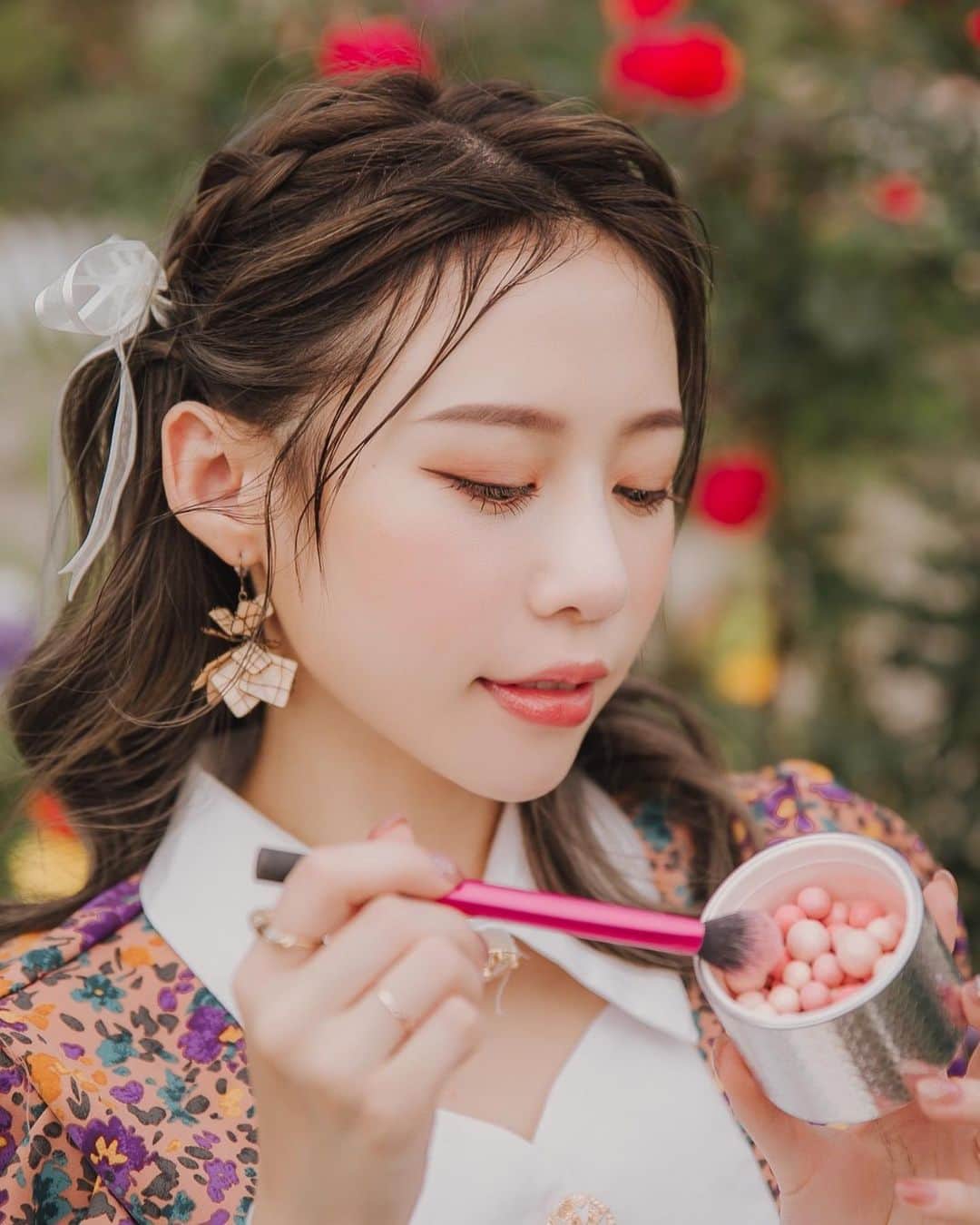 紀卜心さんのインスタグラム写真 - (紀卜心Instagram)「之前有很多人敲碗想看我的工作Vlog 這次拍嬌蘭春季新品時就趁著好天氣來拍了我的一日工作Vlog☺️🎬（已經發到YT囉） 找到一處花園配上當天的好天氣真的很幸運耶 重頭戲就是嬌蘭春季的瑩潤珠光限量版系列 不得不說嬌蘭真的是很懂女生！高雅奢華的新品都讓人無法抗拒 而且這系列都是限量販售 收藏控真的不能錯過  我很愛的紅寶石之吻唇膏這次的限量唇膏殼 有經典漾白/晶瑩粉漾  Omg鑲滿白粉珍珠色系的兩款彩殼真的太奢華有氣質了❤️唇膏顏色也是美的冒泡 #7 Nude Coll 焦糖珍珠色 與 #76 Pink Coll 蜜桃玫瑰色  不挑膚的焦糖裸色與蜜桃玫瑰中還帶點閃閃的珍珠光的心機！！可以很氣質也可以去跑趴🤣 兩個限量色讓妳不管任何場合都能是焦點  像糖果🍬一樣的幻彩流星蜜粉球也出了瑩潤珠光限量版 (經典漾白/晶瑩粉漾)  經典漾白我會用來掃全臉定妝，細緻的白珠光粉末能讓妝容更精緻耀眼，晶瑩粉漾則是拿來腮紅提亮，會感覺臉頰很澎潤像🍎一樣唷 這兩款都能輕鬆讓肌膚閃耀著春天粉嫩好氣色  這次的花園照有把你們美暈嗎？外拍真的很辛苦餒 想看更多我的工作花絮記得去訂閱我的YT✨✨  #Guerlain #Guerlaintw #嬌蘭 #瑩潤珠光」1月28日 19時57分 - eatzzz7