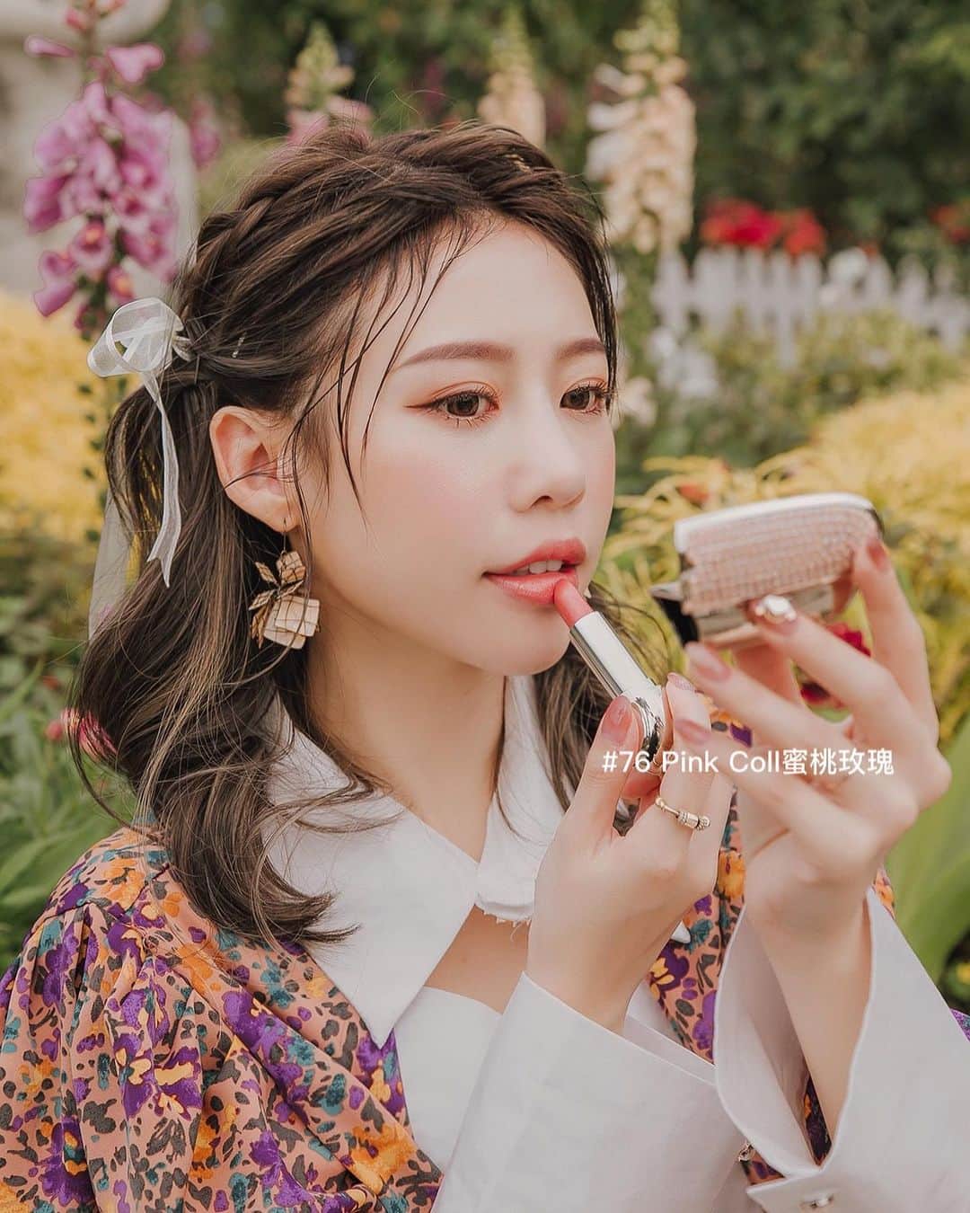 紀卜心さんのインスタグラム写真 - (紀卜心Instagram)「之前有很多人敲碗想看我的工作Vlog 這次拍嬌蘭春季新品時就趁著好天氣來拍了我的一日工作Vlog☺️🎬（已經發到YT囉） 找到一處花園配上當天的好天氣真的很幸運耶 重頭戲就是嬌蘭春季的瑩潤珠光限量版系列 不得不說嬌蘭真的是很懂女生！高雅奢華的新品都讓人無法抗拒 而且這系列都是限量販售 收藏控真的不能錯過  我很愛的紅寶石之吻唇膏這次的限量唇膏殼 有經典漾白/晶瑩粉漾  Omg鑲滿白粉珍珠色系的兩款彩殼真的太奢華有氣質了❤️唇膏顏色也是美的冒泡 #7 Nude Coll 焦糖珍珠色 與 #76 Pink Coll 蜜桃玫瑰色  不挑膚的焦糖裸色與蜜桃玫瑰中還帶點閃閃的珍珠光的心機！！可以很氣質也可以去跑趴🤣 兩個限量色讓妳不管任何場合都能是焦點  像糖果🍬一樣的幻彩流星蜜粉球也出了瑩潤珠光限量版 (經典漾白/晶瑩粉漾)  經典漾白我會用來掃全臉定妝，細緻的白珠光粉末能讓妝容更精緻耀眼，晶瑩粉漾則是拿來腮紅提亮，會感覺臉頰很澎潤像🍎一樣唷 這兩款都能輕鬆讓肌膚閃耀著春天粉嫩好氣色  這次的花園照有把你們美暈嗎？外拍真的很辛苦餒 想看更多我的工作花絮記得去訂閱我的YT✨✨  #Guerlain #Guerlaintw #嬌蘭 #瑩潤珠光」1月28日 19時57分 - eatzzz7