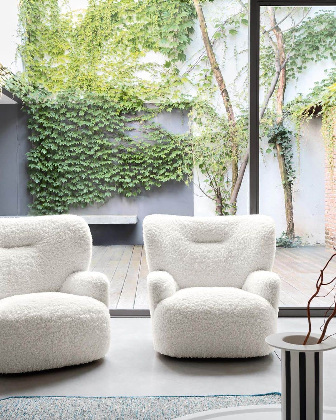 GERVASONI JAPAN / ジェルバゾーニ ジャパンのインスタグラム：「【 New Collection 】   Armchair : LOLL 09 Design : @paola.navone   【お問い合わせ先】 南陽オモビト株式会社 / GERVASONI TOKYO  〒107-0062 東京都港区南青山4-18-16 フォレストヒルズWESTWING B1 TEL：03-5413-3274 MAIL：info@gervasoni.jp  #gervasoni #GervasoniTokyo #paolanavone #interior #interiordesign #madeinitaly  #ジェルバゾーニ #ジェルバゾーニトーキョー #インテリア #イタリア家具 #ソファ #椅子 #テーブル #お洒落」