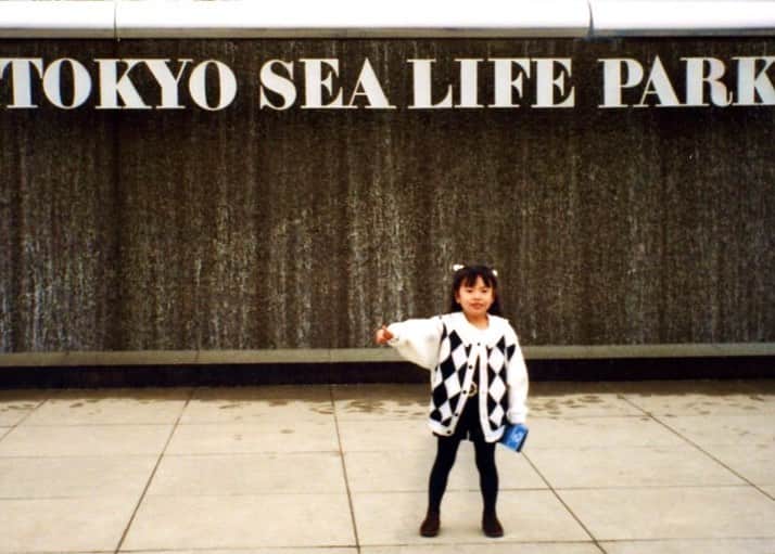 高橋菜摘のインスタグラム：「. 誕生日はいつからか歳を取る日じゃなくて 振り返って過去に感謝する大切な日になってる  ちいさなわたし。 写真を見て思い返してみると、 たくさん海外に連れてってくれたし、 毎年雪山に連れてってくれたし、 いつもBBQやキャンプに連れてってくれた。 気付けば今、旅と雪山とアウトドアは 正真正銘私の最高の趣味になってる。 ありがとう。 同じ事を自分の子供にもしたい。 が、頑張るぞ(小声) . 2021.1.28 my birthday」