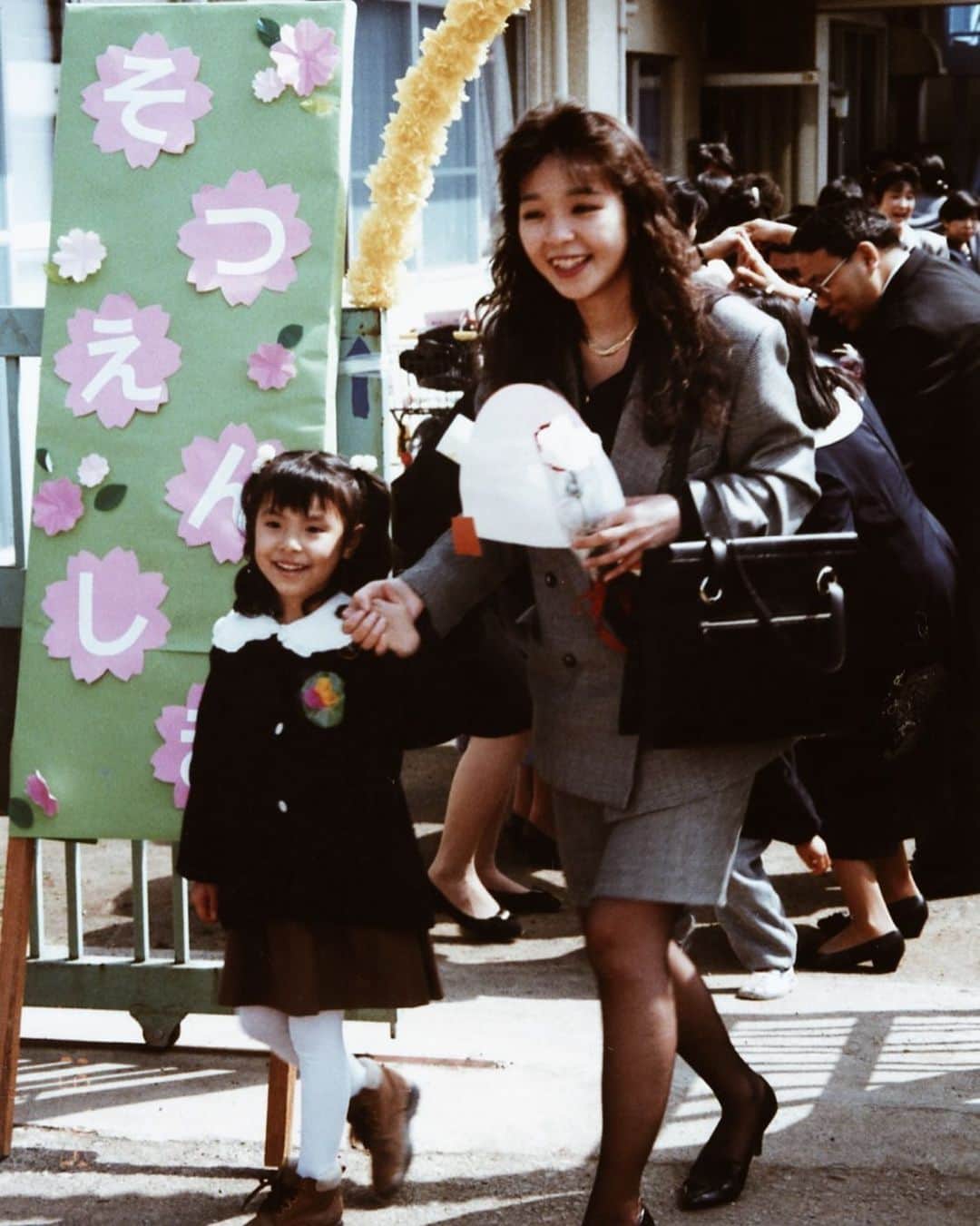 高橋菜摘のインスタグラム：「Thank you Mom. . 家族にありがとう。 友達にありがとう。 だけどやっぱり思い返すと 私の全てはママでした。 きっと色んな事を犠牲にしてくれた。 今ママが幸せだから幸せ！ ありがとう。 . . #thankyoumom」