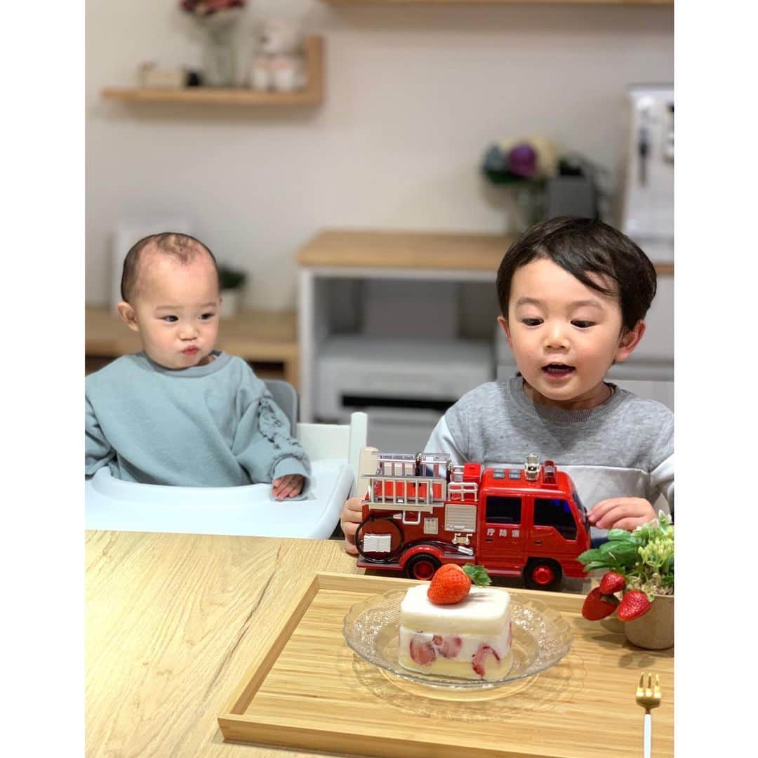 花田浩菜さんのインスタグラム写真 - (花田浩菜Instagram)「いちごのケーキ🍰を見ると、 『ハッピバースデートゥーユー♪』を歌い出す息子（3歳）と、 『フー！！🕯』しだす娘（1歳）。笑 ケーキがあるだけでのこのテンションの上がりようったら😂💕賑やかだのう。 . . これ、実はヨーグルトで作ったヨーグルトアートなんです👏 #おうち時間 が長い今、 #明治ブルガリアヨーグルト を使って#ヨーグルトアート のショートケーキを息子と一緒に作ってみたら、2人とも興奮してくれて嬉しかった〜😊🍰❤️ 食後のデザートに息子は1人で抱えて食べてました。w w（こらーー） 自分で作るとより美味しいよね😋最近お手伝いも徐々にできるようになり、パンケーキを一緒に焼いたりお料理も少しづつ楽しめるようになりました😊 . . 材料も明治ブルガリアヨーグルト、お砂糖、お水、ゼラチンにいちごと割とおうちにあるものばかりでできるし、とっても楽しいひと時💕 ヨーグルトなので体にもいいし、娘も喜んでイチゴを掴んで食べてました🍓 . . 詳しい作り方は公式アカウント  @meiji_bulgariayogurt をチェックしてみてくださいね📝 おうち時間、楽しく乗り切れるアイデアをたくさんSNSに教えてもらえてなんとか乗り切ってます👍🙇‍♀️皆さんはどう過ごしていますか？ . . #明治ブルガリアヨーグルト #おうち時間 #おやつ作り #PR #赤ちゃんのいる生活 #1歳 #生後13ヶ月 #3歳 #2歳差兄妹 #2歳差育児 #兄妹ママ #おうち時間を楽しむ #stayhome #みんなのおうち時間 #男の子ママ #女の子ママ #ママの毎日 #親子クッキング #子育てぐらむ #happy #happydays」1月28日 20時00分 - hanadahirona
