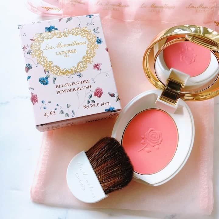 to buyさんのインスタグラム写真 - (to buyInstagram)「. ＼🌹幸福を引き寄せるバラのチーク🌹／ . 【Les Merveilleuses LADUREE パウダーブラッシュ】 @lm_laduree . ローズガーデンに咲くバラをイメージした 華やかなカラーバリエーション🌹✨ 可愛い見た目だけでなく、自然な血色感でオトナ女子の仲間入りしませんか？ . 今回は、@yonna1818さんの投稿をご紹介させていただきます✨ . ———————————————— . 美的編集部様に提供いただき、1月2日に発売されたばかりのレ・メルヴェイユーズ ラデュレ「パウダーブラッシュ」をお試しさせていただきました🌷﻿ ﻿ ローズガーデンに咲くバラをイメージしたチークカラー✨肌に塗布するとなめらかにのび広がり、テクニックいらずでふんわり軽やかな仕上がりに。密着性も高く、見たままの鮮やかな発色が長時間続きます。﻿ ﻿ 幸運を引き寄せる貝殻をモチーフにしたパッケージがとても可愛くて、気分が上がります。ふわふわのブラシで、チークをふんわりと肌にのせることができます。自然な血色感が出て、顔が明るい印象に😊﻿ ﻿ カラーバリエーションが豊富で、全22色もあるということで、他の色も集めたくなっちゃいました💕﻿ . ———————————————— . to buyでは紹介するコスメや美容情報を募集中！ 素敵な投稿をアップしている方を リポストでご紹介させていただきます！ @tobuy_official か #tobuyコスメ をタグ付けしてくださいね💫 . . #コスメレビュー #コスメ好きさんと繋がりたい #メイク好きさんと繋がりたい #メイク好きな人と繋がりたい #美容好きな人と繋がりたい #美容好き #メイク #メイクアップ #メイク好き #コスメ #コスメ垢 #コスメ部 #コスメオタク #コスメマニア #コスメ大好き #LesMerveilleusesLADUREE #レメルヴェイユーズラデュレ #ラデュレ﻿ #パウダーブラッシュ #チーク #コスメ紹介 #コスメ購入品 #コスメレポ」1月28日 20時00分 - tobuy_official