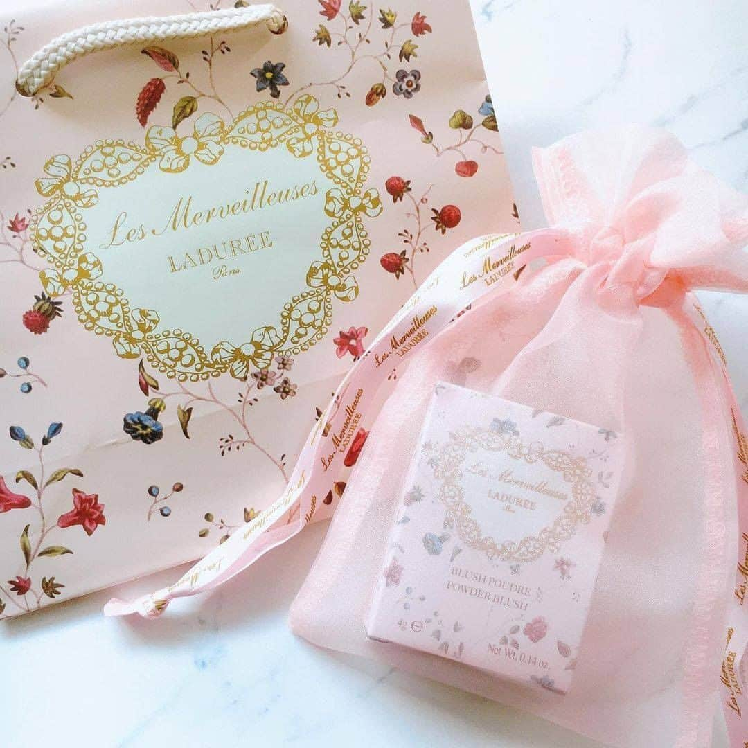 to buyさんのインスタグラム写真 - (to buyInstagram)「. ＼🌹幸福を引き寄せるバラのチーク🌹／ . 【Les Merveilleuses LADUREE パウダーブラッシュ】 @lm_laduree . ローズガーデンに咲くバラをイメージした 華やかなカラーバリエーション🌹✨ 可愛い見た目だけでなく、自然な血色感でオトナ女子の仲間入りしませんか？ . 今回は、@yonna1818さんの投稿をご紹介させていただきます✨ . ———————————————— . 美的編集部様に提供いただき、1月2日に発売されたばかりのレ・メルヴェイユーズ ラデュレ「パウダーブラッシュ」をお試しさせていただきました🌷﻿ ﻿ ローズガーデンに咲くバラをイメージしたチークカラー✨肌に塗布するとなめらかにのび広がり、テクニックいらずでふんわり軽やかな仕上がりに。密着性も高く、見たままの鮮やかな発色が長時間続きます。﻿ ﻿ 幸運を引き寄せる貝殻をモチーフにしたパッケージがとても可愛くて、気分が上がります。ふわふわのブラシで、チークをふんわりと肌にのせることができます。自然な血色感が出て、顔が明るい印象に😊﻿ ﻿ カラーバリエーションが豊富で、全22色もあるということで、他の色も集めたくなっちゃいました💕﻿ . ———————————————— . to buyでは紹介するコスメや美容情報を募集中！ 素敵な投稿をアップしている方を リポストでご紹介させていただきます！ @tobuy_official か #tobuyコスメ をタグ付けしてくださいね💫 . . #コスメレビュー #コスメ好きさんと繋がりたい #メイク好きさんと繋がりたい #メイク好きな人と繋がりたい #美容好きな人と繋がりたい #美容好き #メイク #メイクアップ #メイク好き #コスメ #コスメ垢 #コスメ部 #コスメオタク #コスメマニア #コスメ大好き #LesMerveilleusesLADUREE #レメルヴェイユーズラデュレ #ラデュレ﻿ #パウダーブラッシュ #チーク #コスメ紹介 #コスメ購入品 #コスメレポ」1月28日 20時00分 - tobuy_official