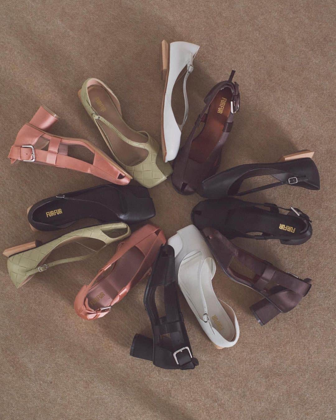 ファーファーのインスタグラム：「【NEW IN】  春の足元を彩るシューズが続々と。  ソックス合わせも楽しめるサンダルや トレンドのスクエアトゥ、 フェミニンスタイルに合わせたいサイドゴアブーツなど。  足先から、少しずつ楽しみたい FURFURの春の新作シューズをぜひチェックして。  @furfur_official @furfur_official_staff  #FURFUR #ファーファー」