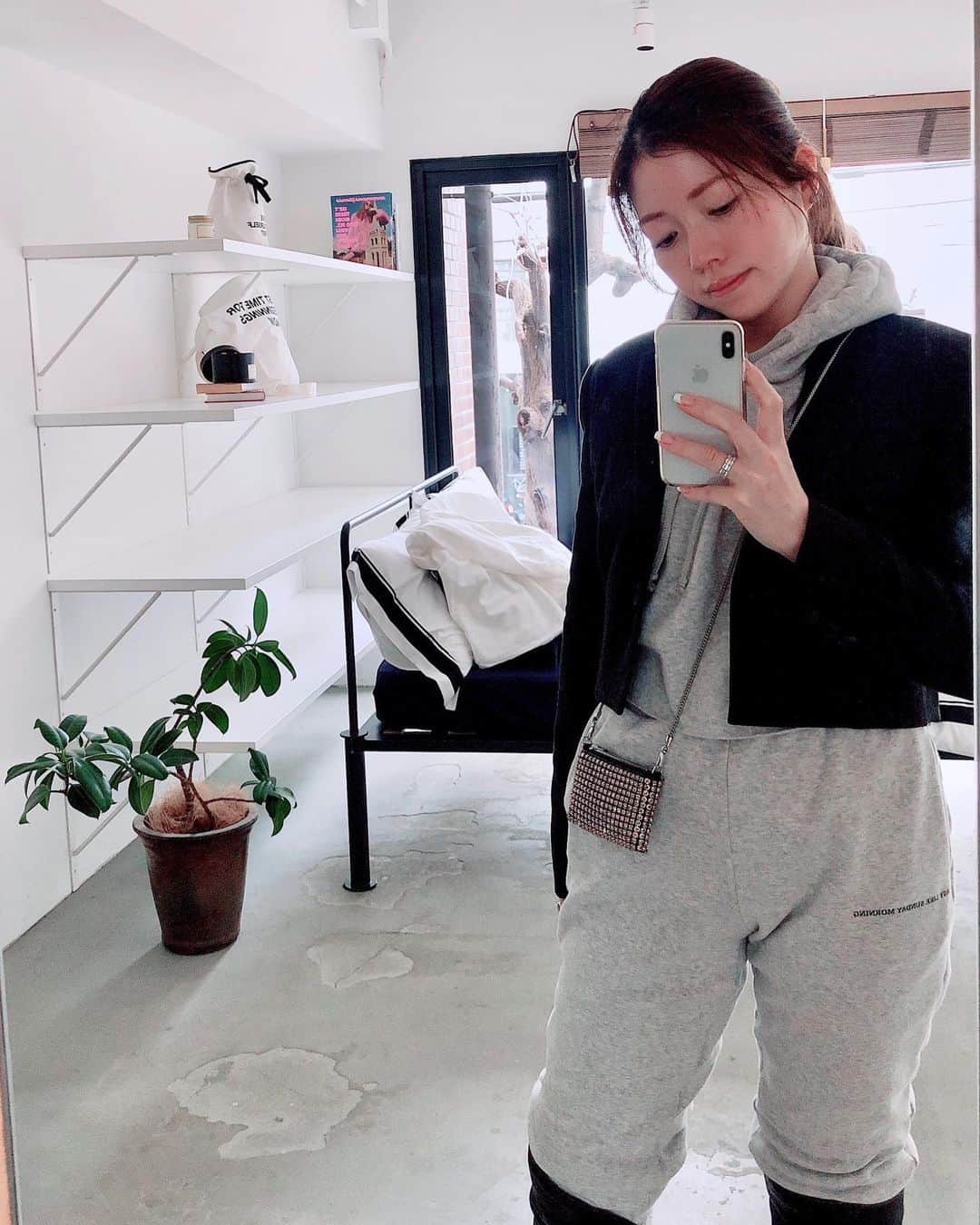 山脇道子さんのインスタグラム写真 - (山脇道子Instagram)「毎日バタバタと過ごしていたら あっという間に一月も終わっちゃいそう 🥲  家で着ようと思って作った @privspoonsclub のスウェットは 気持ち良くて色違いで毎日♻️ 外でも着てる☃️  ベージュは買うのを出遅れたら 1番小さいサイズが品切れしちゃって 少しゆったりサイズになってしまったけど それもまた👌」1月28日 20時00分 - michikoooo