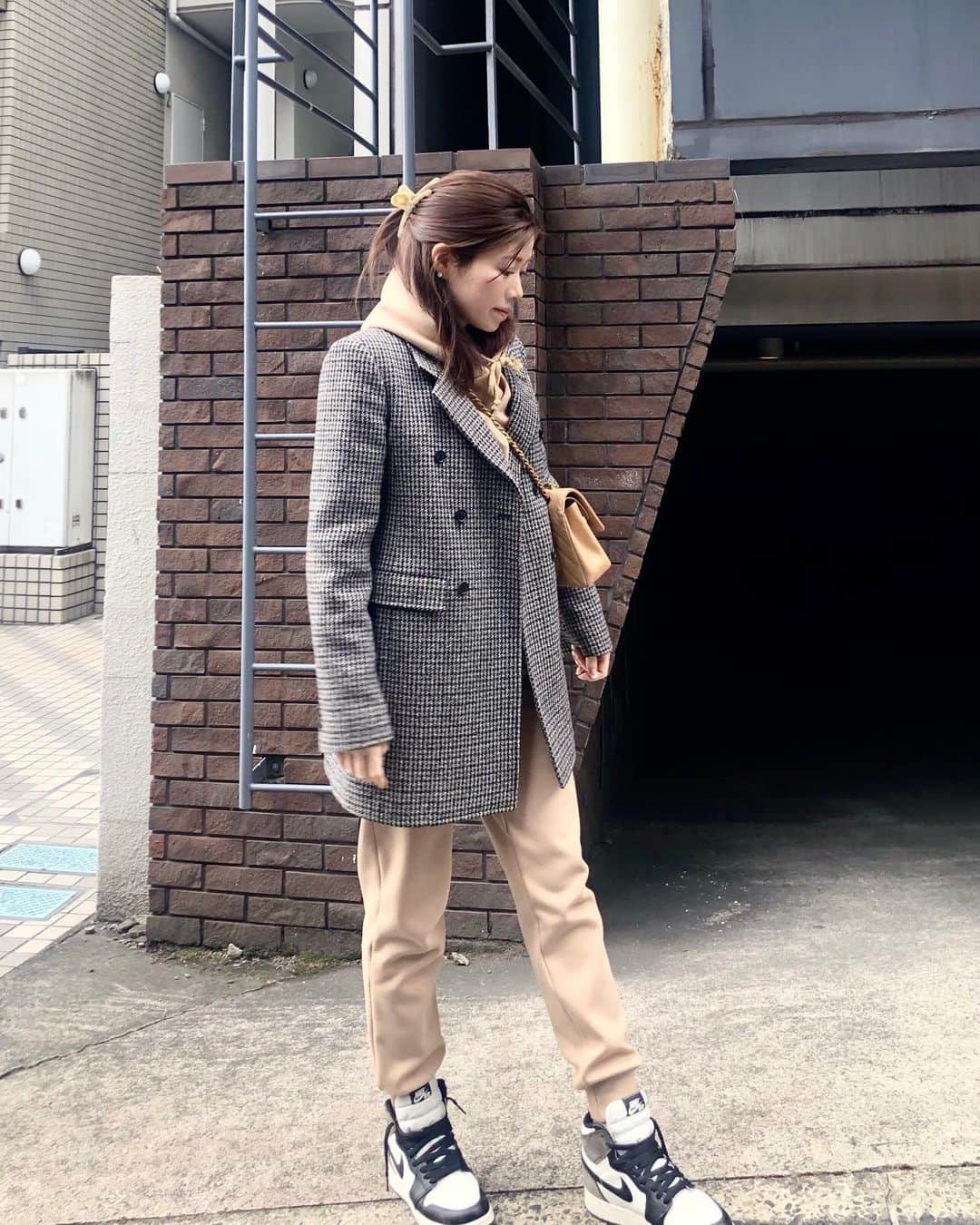 山脇道子のインスタグラム：「毎日バタバタと過ごしていたら あっという間に一月も終わっちゃいそう 🥲  家で着ようと思って作った @privspoonsclub のスウェットは 気持ち良くて色違いで毎日♻️ 外でも着てる☃️  ベージュは買うのを出遅れたら 1番小さいサイズが品切れしちゃって 少しゆったりサイズになってしまったけど それもまた👌」