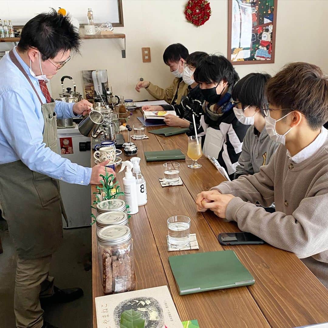 札幌ベルエポック製菓調理専門学校【公式】のインスタグラム：「カフェ科1年生 おでかけ授業🚶‍♀️🚶‍♀️  札幌市東区にある 《十四堂珈琲》へ、おでかけ！  オーナーの大畑さんは ベルエポックカフェ科の卒業生✨ プロの技術を間近で見せていただきました。  長野県・軽井沢の有名店「丸山珈琲」で 修行された経験もある大先輩から聞く話は 学生たちにとってかなり刺激的‼️  来週はなんとオーナー自ら ベルエポックに来校✨ 特別授業を行っていただきます👏 楽しみですね💖  大畑さん、ありがとうございました😊  #おでかけ授業 #特別授業 #業界直結 #プロから学ぶ #本物 #学び #製菓  #調理  #カフェ  #製菓調理専門学校ベルエポック #衛生管理  #食材教育 #札幌ベルエポック製菓調理専門学校 #いろいろな体験と #たくさんの出逢い #可能性が広がる #ベルエポック」