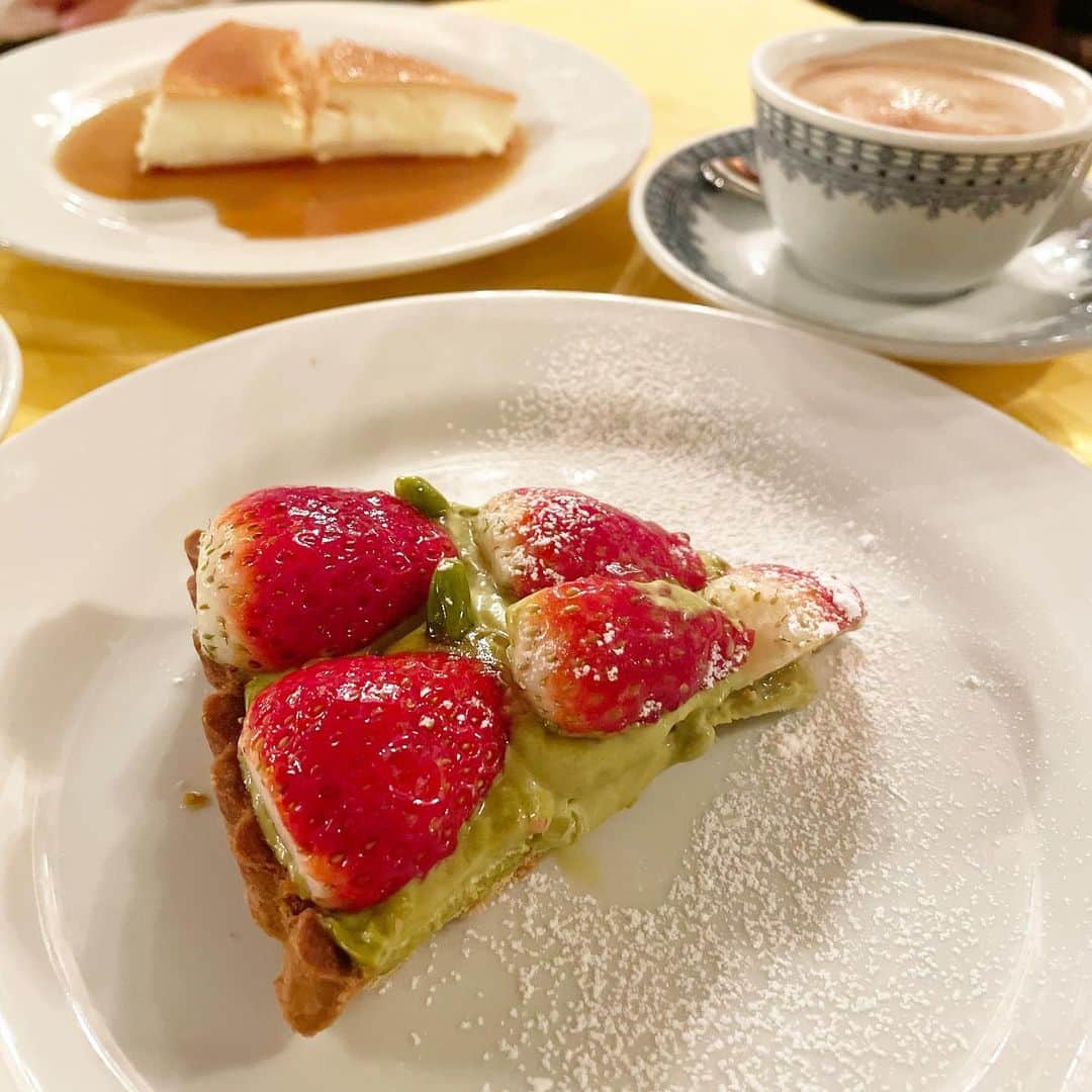 曲渕伊代さんのインスタグラム写真 - (曲渕伊代Instagram)「クリスマスディナーは、 ずっと行ってみたかったラビスボッチャへ🎅🎄 🇮🇹 外観からもう素敵すぎる🥺 全部美味しかったけど、デザートワゴンから 選べるデザートたちが優勝🍮🍓 . #christmasdinner #広尾イタリアン #ラビスボッチャ #labisboccia」1月28日 20時03分 - iyo_m2f
