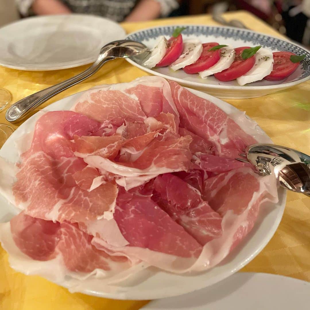 曲渕伊代さんのインスタグラム写真 - (曲渕伊代Instagram)「クリスマスディナーは、 ずっと行ってみたかったラビスボッチャへ🎅🎄 🇮🇹 外観からもう素敵すぎる🥺 全部美味しかったけど、デザートワゴンから 選べるデザートたちが優勝🍮🍓 . #christmasdinner #広尾イタリアン #ラビスボッチャ #labisboccia」1月28日 20時03分 - iyo_m2f