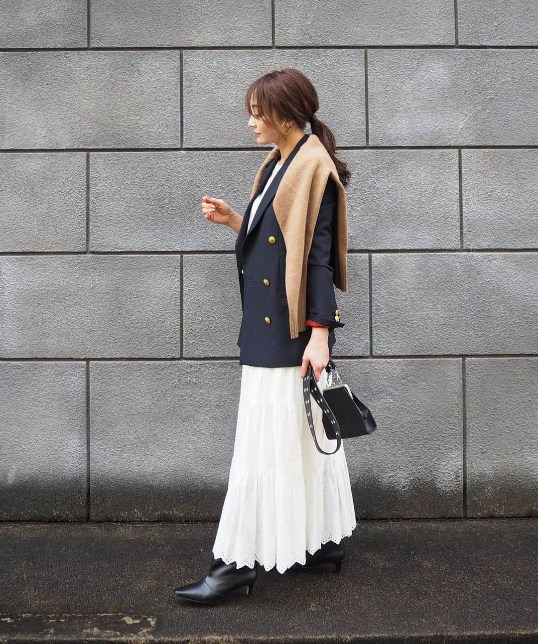 yoko178loveさんのインスタグラム写真 - (yoko178loveInstagram)「#coordinate ．　 ． traditional ✨ ． 色々な流行りがあっても 紺ブレはずっと好きなもの ． ． 紺ブレとコットンレースのスカート 年齢を重ねても ずっと好きなんだろうな☺︎ ． ． jacket  @madisonblue_official  knit  @uniqlo_jp  bag  @bigotre_official  shoes  @spickandspan_jp  ． #紺ブレ#ジャケット#jacket#madisonblue #マディソンブルー」1月28日 20時15分 - yoko178love