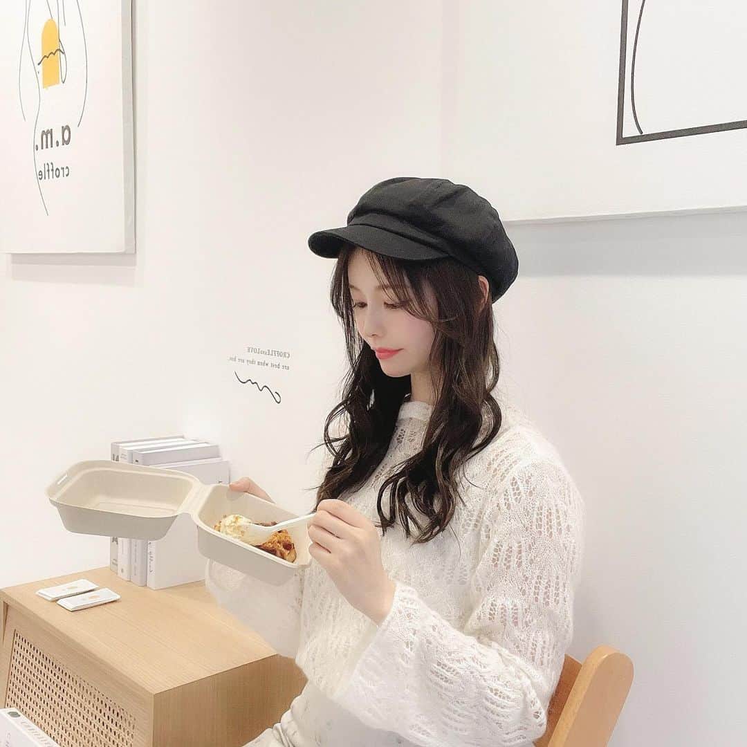 のインスタグラム：「． 最近はロングな気分なのでmore(@more_sakae_hair )でまたエクステつけてもらいました♡ 前回つけてもらったとき毛質が良すぎて感動した🥺 エクステ感が全然なくて自然でお気に入りです♡  そのあとは森下さんの新しくオープンしたカフェ( @a.m.croffle )に🤍 クロワッサン×ワッフルのクロッフルおいしすぎる。。🧇♡  真っ白な空間がかわいすぎた！ ばえスポットいっぱいだよ♡  また行こーっと☺️ ありがとうございました◎  #カフェ巡り#名古屋カフェ#ヘアースタイル#シールエクステ#大須カフェ#クロッフル」