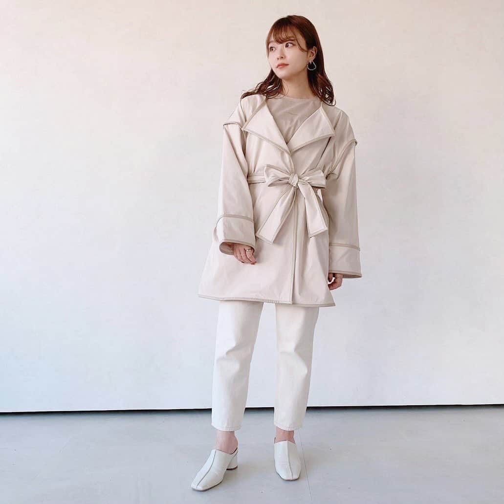 Vannie Officialのインスタグラム：「【ノーカラーパイピングショートトレンチコート】¥4,900+tax   VANNIEっぽさ満点のトレンドアウター♡   《styling》 冬に人気のアウターが春ver.になり登場♪ ショート丈なのでロング丈のスカートやボリュームワンピース、ワイドパンツなどどんなボトムスでもすっきりまとまります。 今年らしい配色パイピングは羽織るだけでたちまちトレンドルックに…♡ 付属のウエストリボンは一巻きで大人っぽく、リボンで可愛らしくと雰囲気を変えて着られちゃいます◎   《detail》 大きめの襟がVANNIEっぽく、1番の可愛いポイント♡ ボリュームtopsも楽々着られる大きめのアームホールと、抜け感のあるオーバーサイズが魅力的◎ フロントはダブルのスナップボタンになっており、リボンなしでカジュアルにも着られます。   《fabric》 張り感がある素材で少し光沢感も有り◎   ※詳しいお手入れ方法は商品タグをご参照ください。   #vannie_u#ヴァニーユー #ZOZOでしか買えない⠀⠀   お問い合わせはDMまでご連絡ください☺︎」