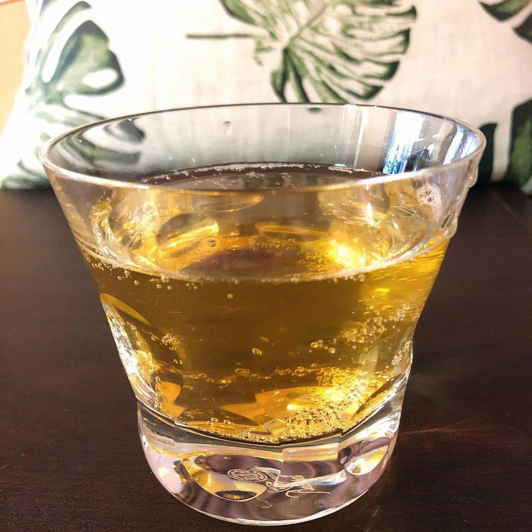 黒田愛美さんのインスタグラム写真 - (黒田愛美Instagram)「バカラ🥃で飲むコンブチャは いつもより美味しい😋 #バカラグラス #バカラ #コンブチャ #自家製コンブチャ #コンブチャに炭酸水とクエン酸とトレースミネラルとケイ素入れてるよ #kombucha  #美容アンチエイジング専門医  #分子栄養学認定医 #黒田愛美」1月28日 20時16分 - kurodaaimi