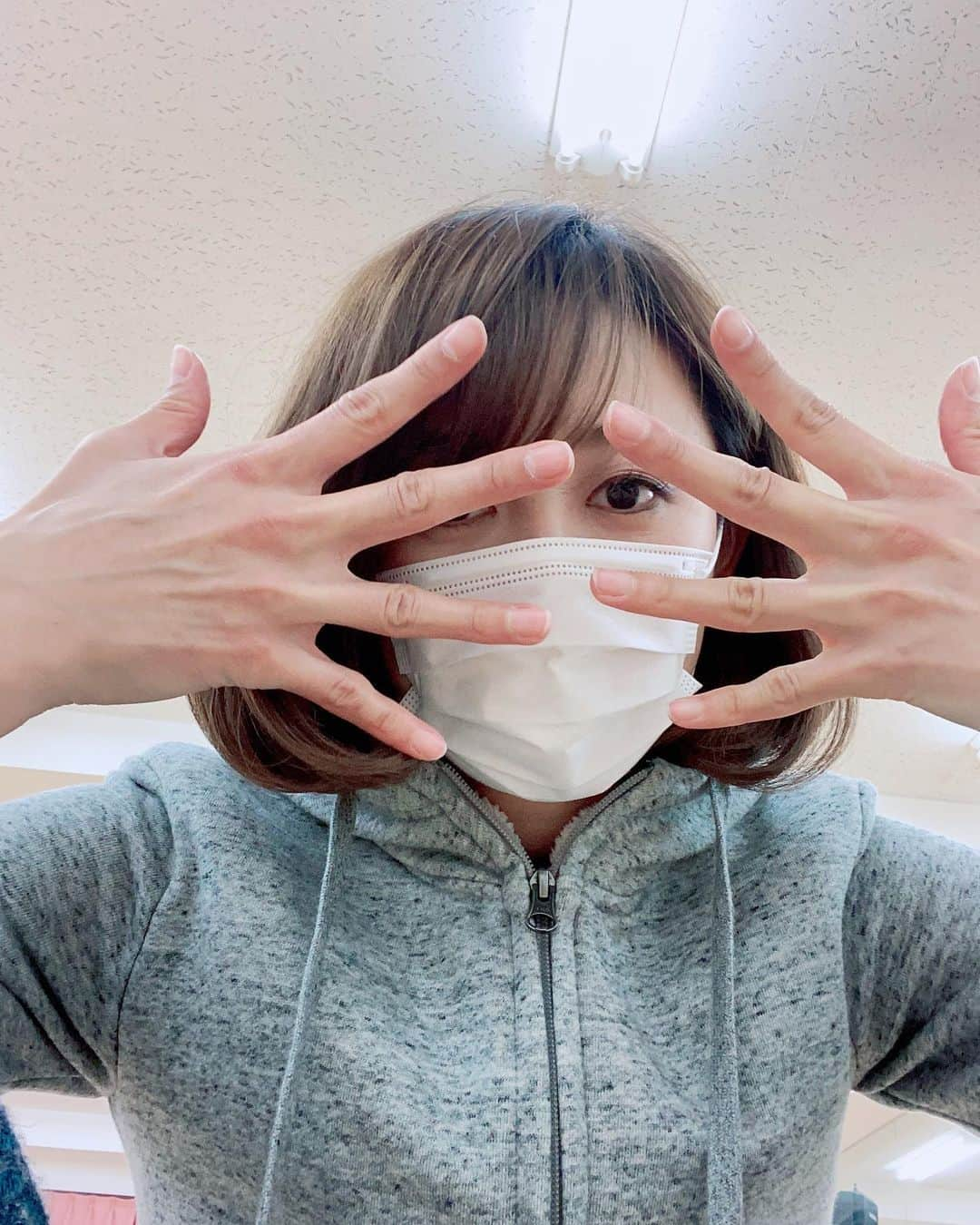 大凪真生さんのインスタグラム写真 - (大凪真生Instagram)「手の指🖐 足の指🦶  最近かかとケアの動画を出しましたが レッスン後の私の足指は乾燥中  クリーム塗りましょう♪♪♪ クリームっっっ💨💨💨  かかとはお陰様 日々のケアで調子がとても良いですっっっ😁😁😁  冬を乗り越えております (現在進行中)」1月28日 20時11分 - mao.aemee_