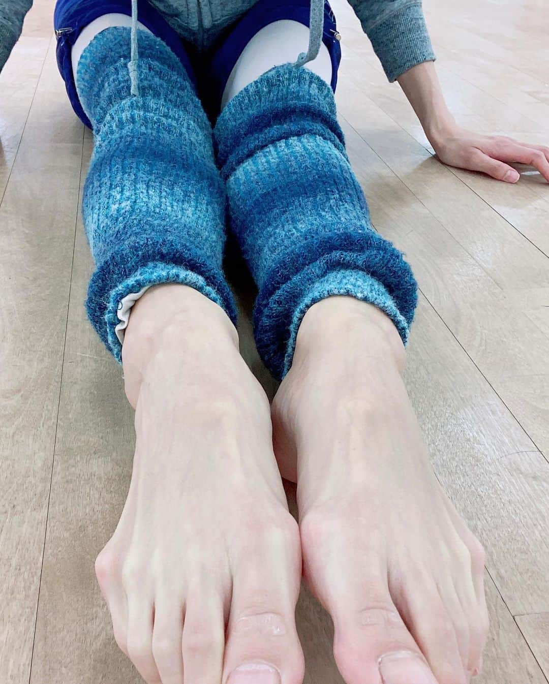 大凪真生さんのインスタグラム写真 - (大凪真生Instagram)「手の指🖐 足の指🦶  最近かかとケアの動画を出しましたが レッスン後の私の足指は乾燥中  クリーム塗りましょう♪♪♪ クリームっっっ💨💨💨  かかとはお陰様 日々のケアで調子がとても良いですっっっ😁😁😁  冬を乗り越えております (現在進行中)」1月28日 20時11分 - mao.aemee_