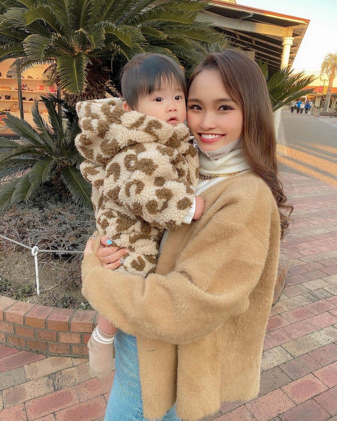 のインスタグラム：「. . 今日はほんまやる気がゼロすぎて りくちゃんもママもずっとパジャマ💭 家おったらずーとゴロゴロしてるから パジャマが一番楽ちんやねんけどな🤣 . 明日はちゃんと可愛い服に着替えよね👶🏼笑 . . #親子 #ママと息子 #親子コーデ #男の子ママ #ママコーデ #ママファッション #カーディガン #カーディガンコーデ #andj #ユニクロ #uniqlo #マウジー #moussy #男の子ベビー #男の子baby #男の子コーデ #ベビー服 #babycloset2 #レオパード柄 #ootd #code #outfit #fashion」