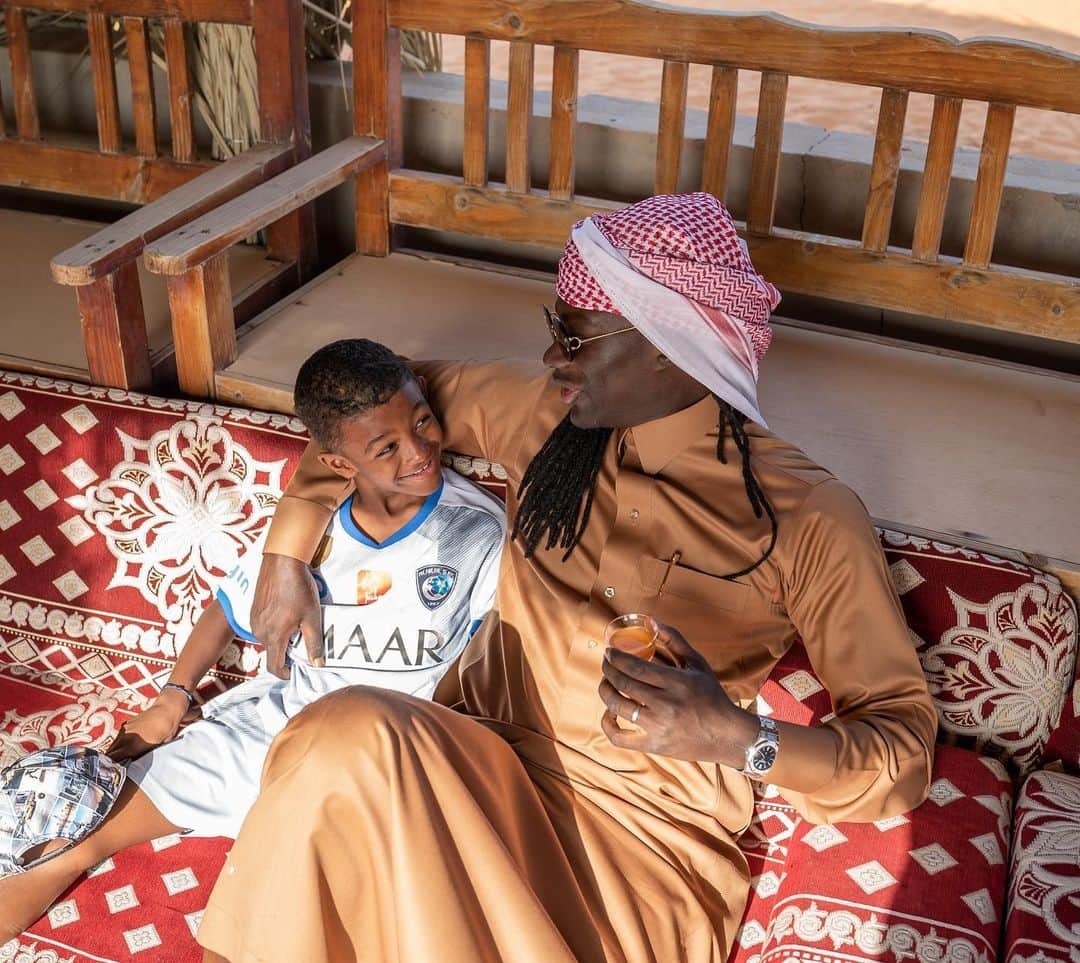 バフェティンビ・ゴミスさんのインスタグラム写真 - (バフェティンビ・ゴミスInstagram)「My dearest son Dione, contracted the Hilal Virus. His love for the club is such that he keeps pressuring me to win titles.  💙🦁🏆🇸🇦」1月28日 20時12分 - bafetimbigomis