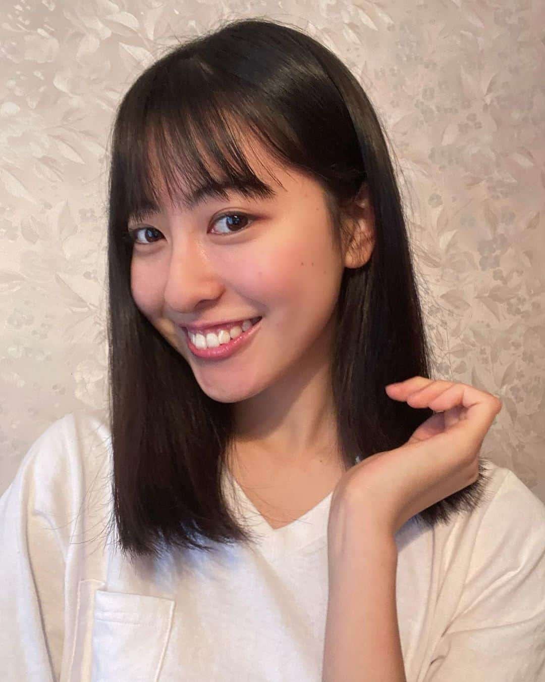 平塚麗奈さんのインスタグラム写真 - (平塚麗奈Instagram)「・ 人生で1番短く、20センチ 髪切りました、！！  んんん~軽い！！！すっきり！！ るんるんで帰宅しました👧🏻🖤  感想聞かせてくださいマセ……(!)」1月28日 20時13分 - hiratsuka_reina