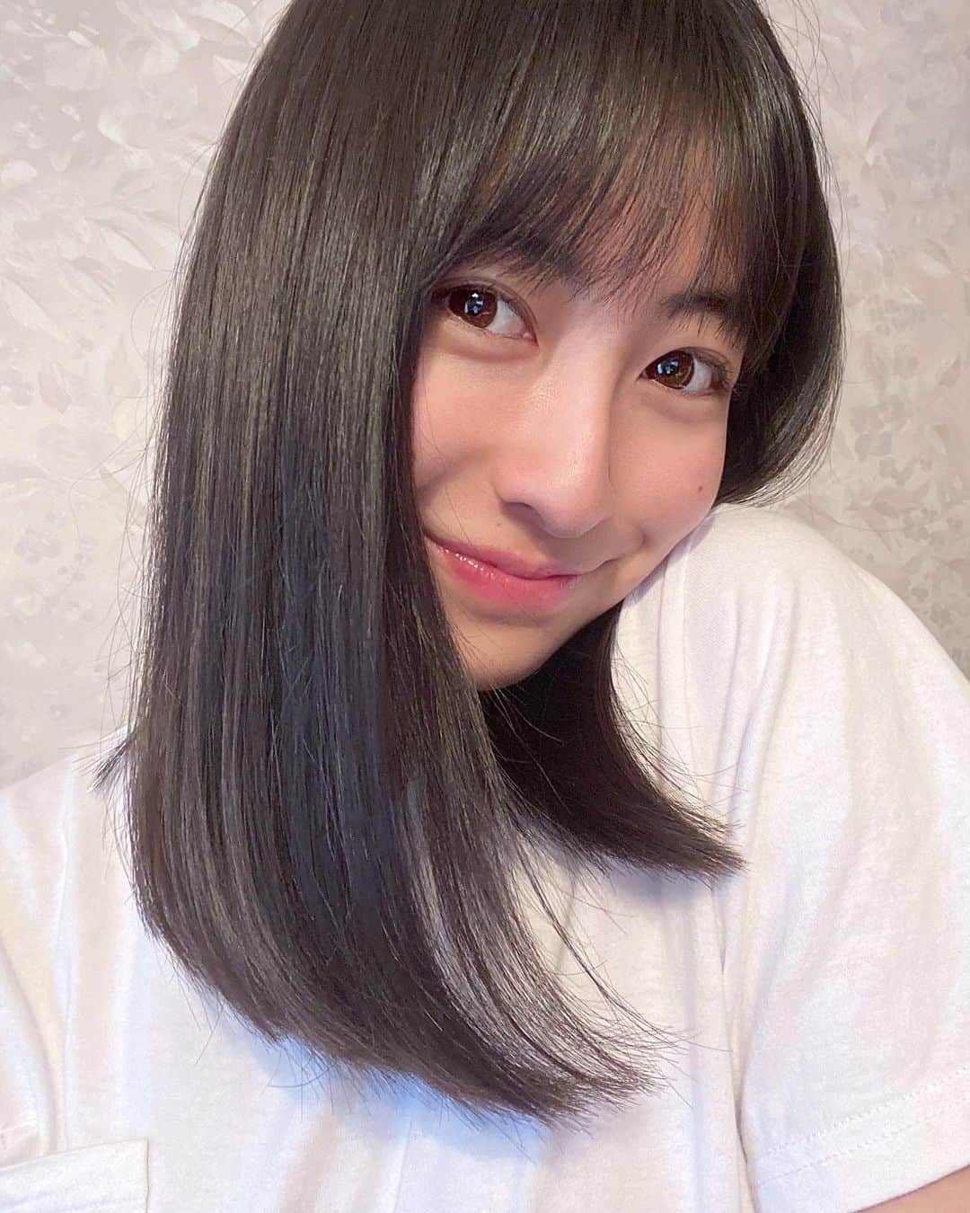 平塚麗奈のインスタグラム：「・ 人生で1番短く、20センチ 髪切りました、！！  んんん~軽い！！！すっきり！！ るんるんで帰宅しました👧🏻🖤  感想聞かせてくださいマセ……(!)」